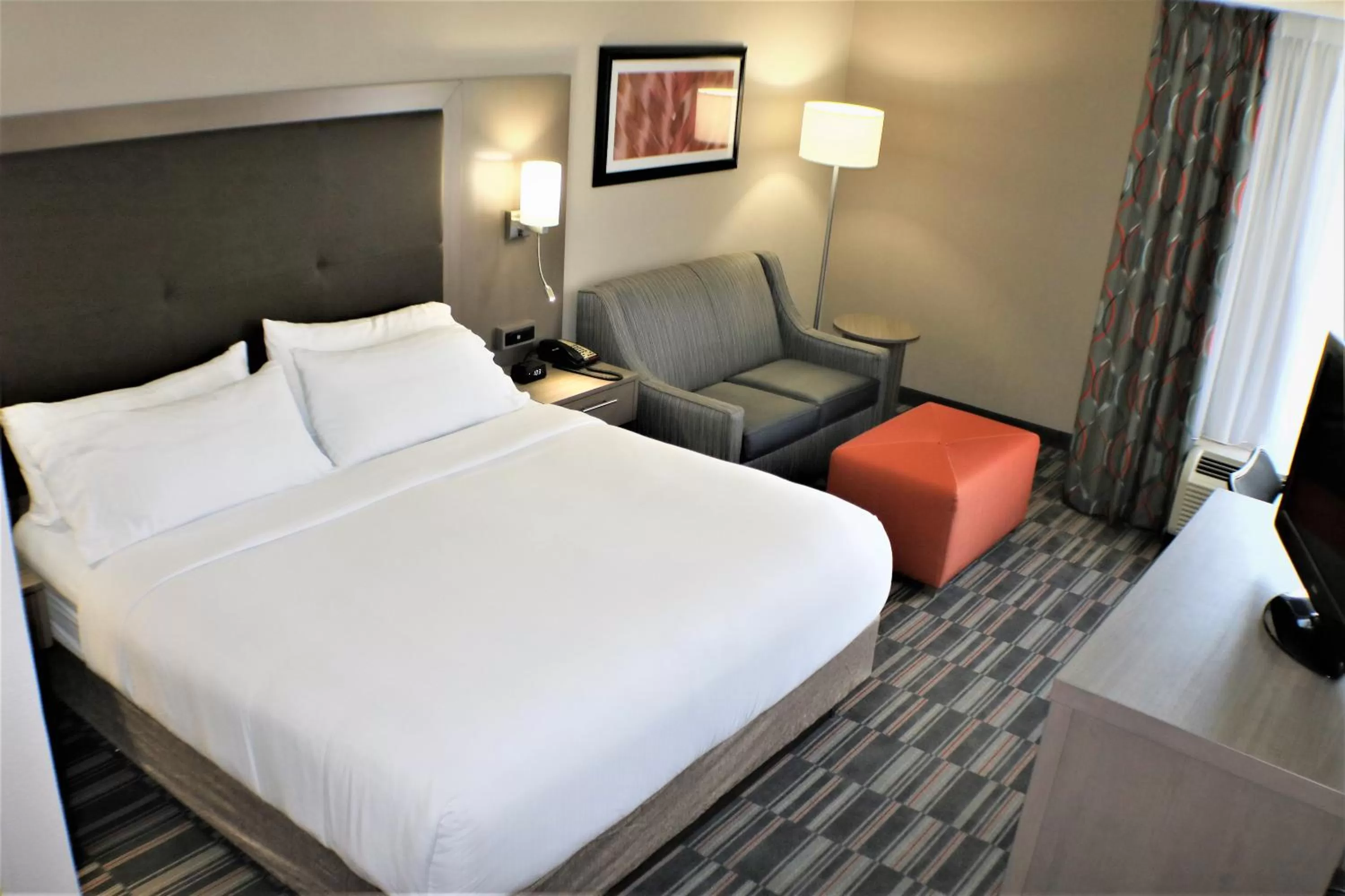 Photo of the whole room, Bed in Holiday Inn Express Woodstock-Shenandoah Valley by IHG