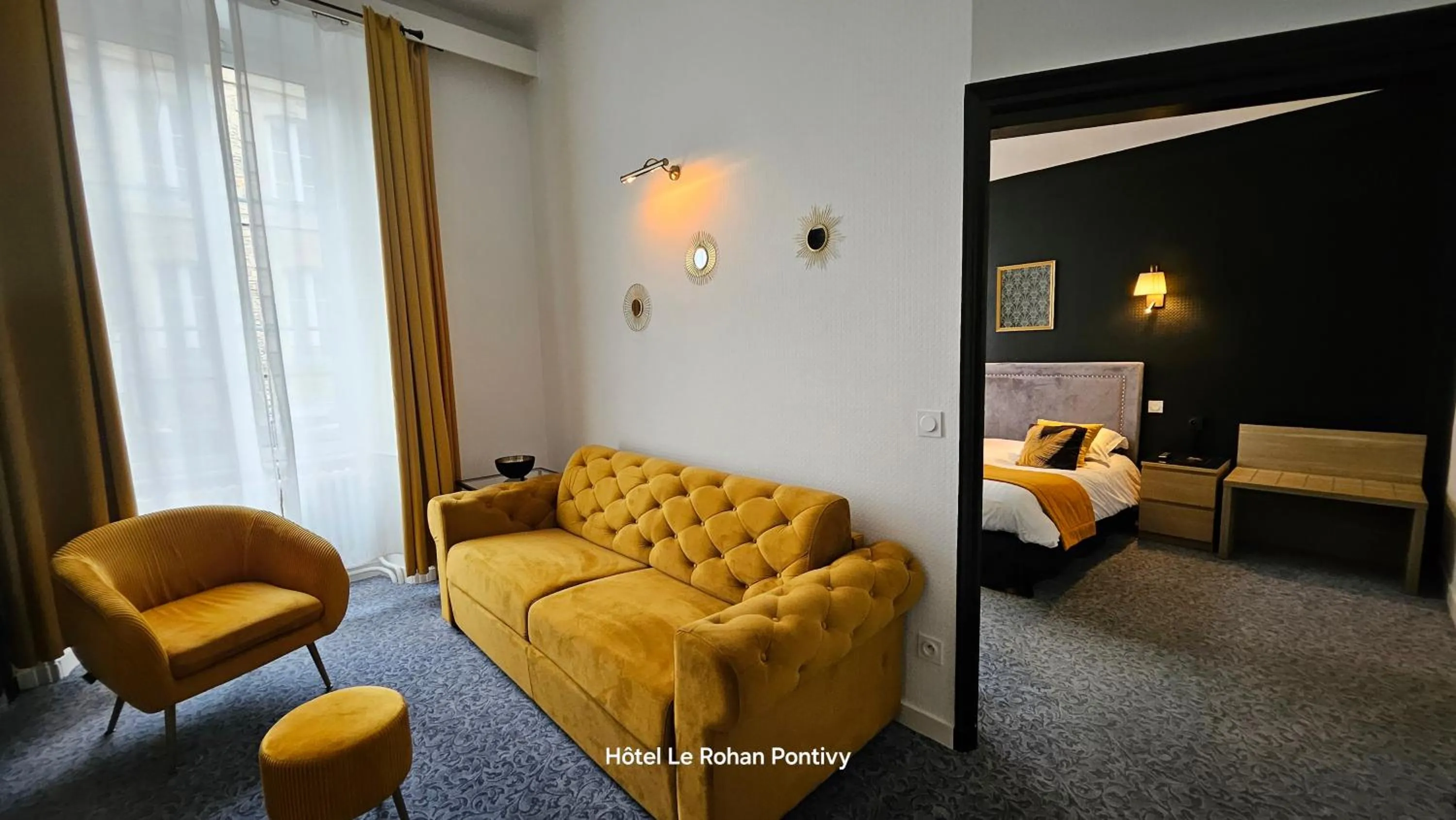 Living room, Bed in Hôtel Le Rohan Charme et Caractère