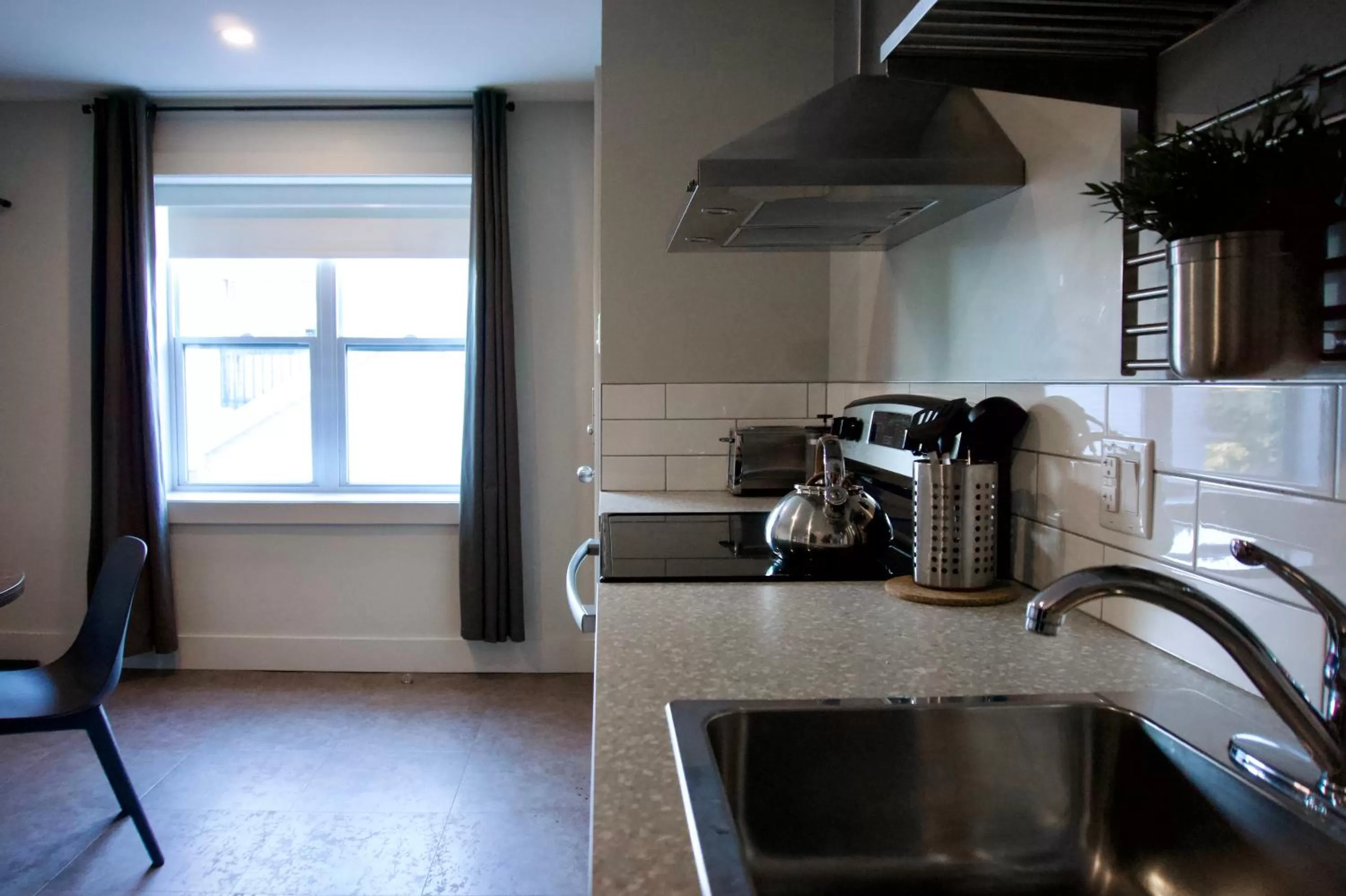 Coffee/tea facilities in Morel Executive Suites