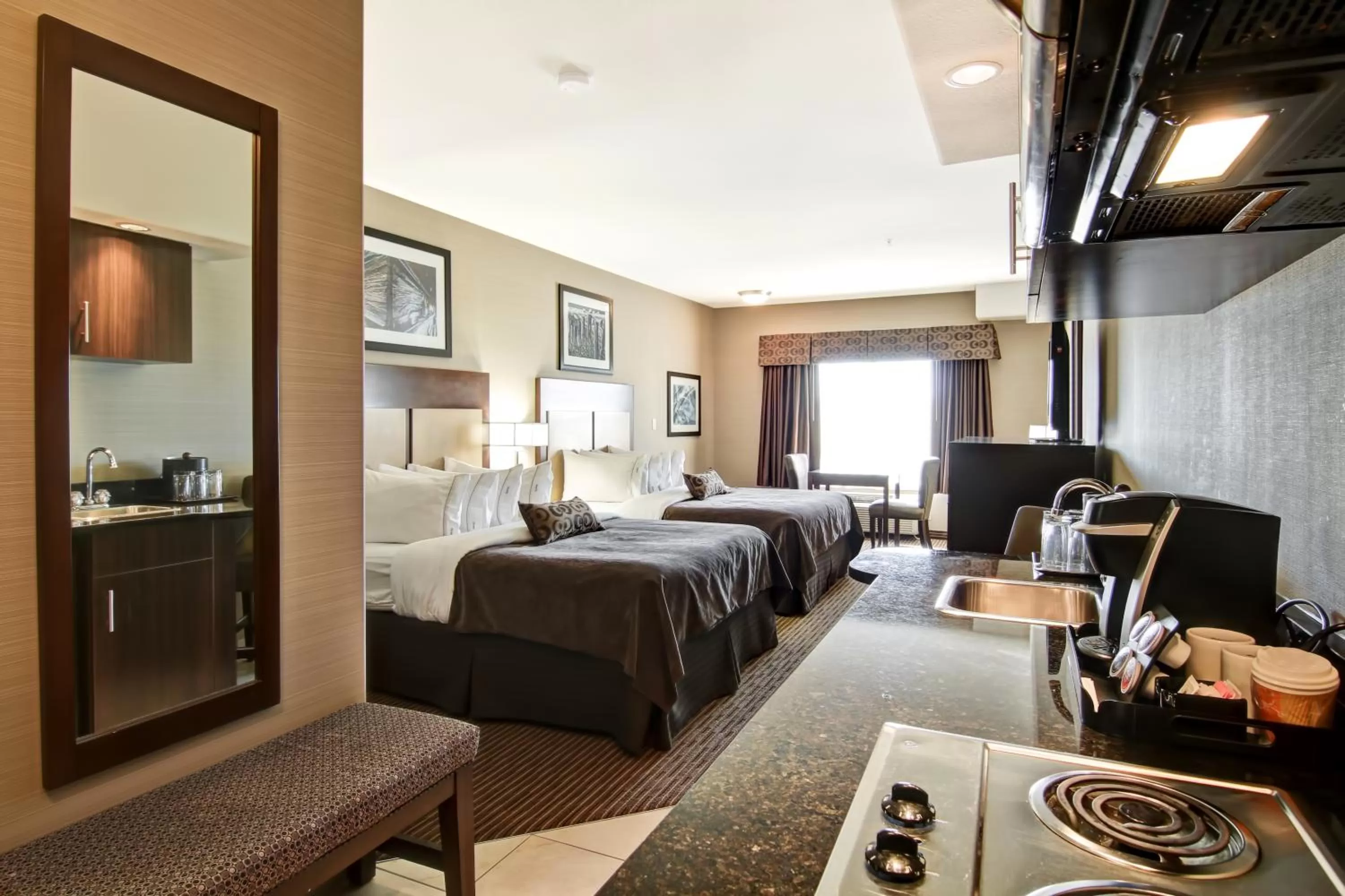 Kitchen or kitchenette, Bed in Canalta Hotel Assiniboia