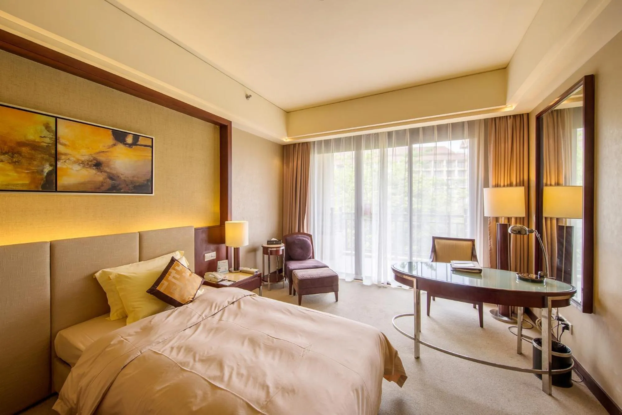 Photo of the whole room, Bed in Dongguan Richwood Garden Hotel