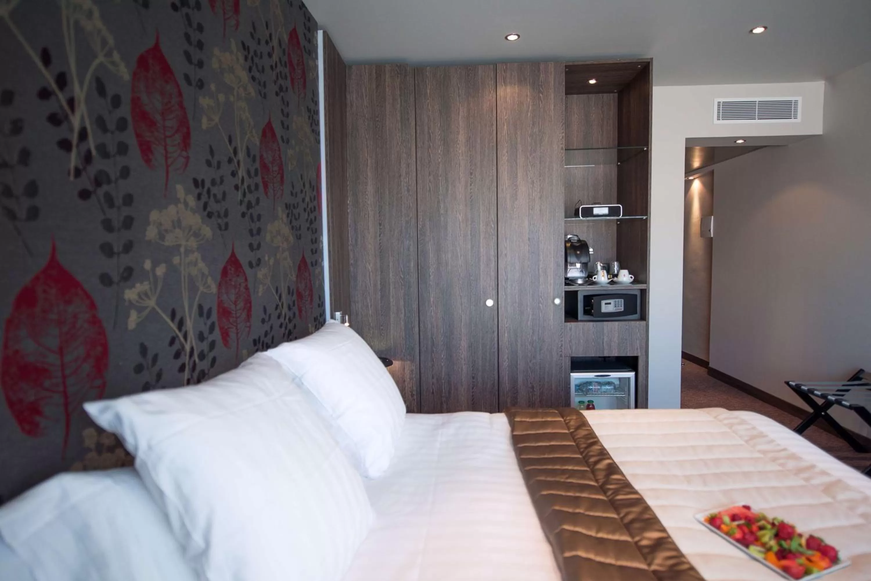 Bed in Best Western Premier Le Patio des Artistes Wellness Jacuzzi