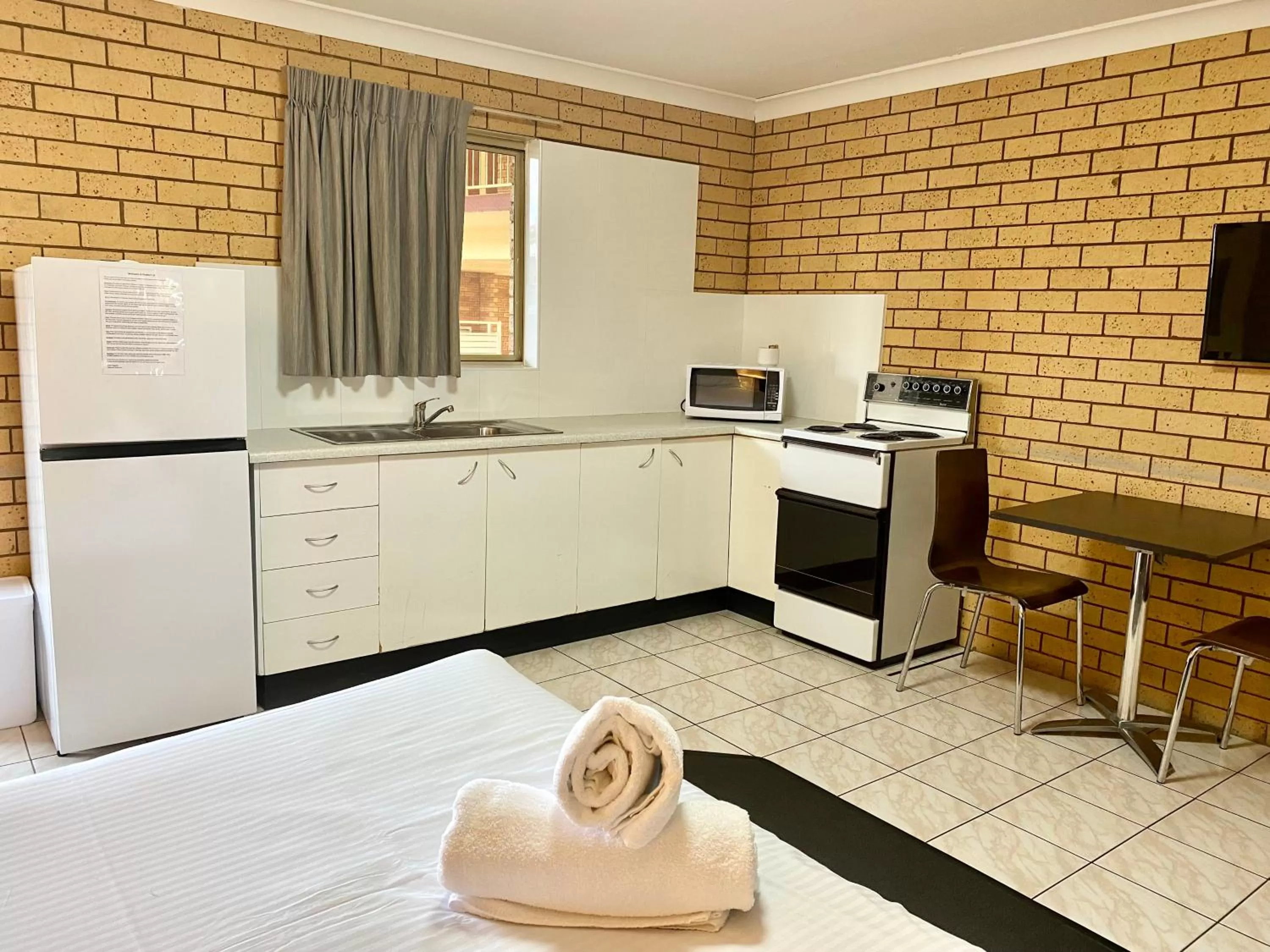 Kitchen or kitchenette in Tallarook Motor Inn