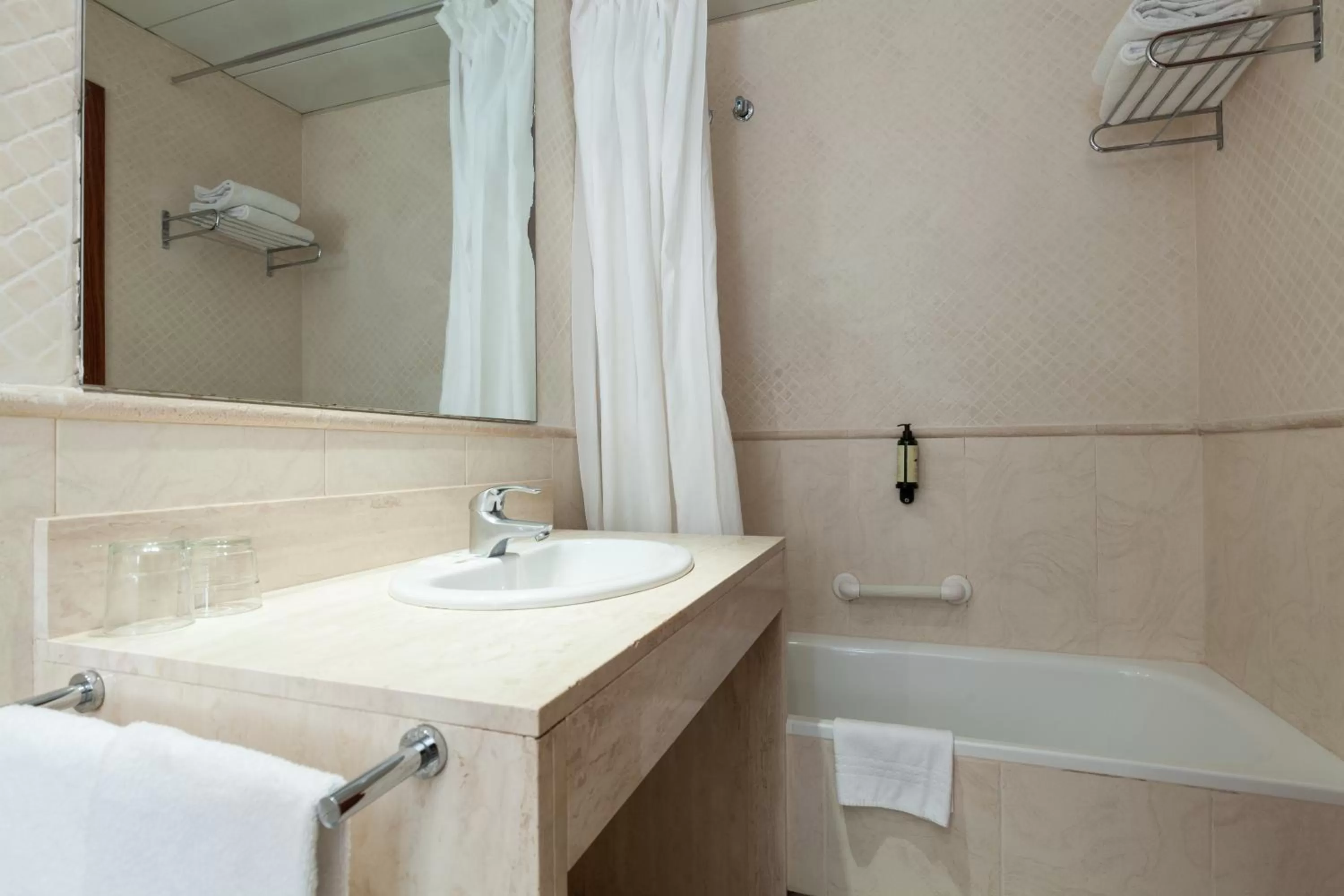 Bathroom in Hotel HLG CityPark Pelayo