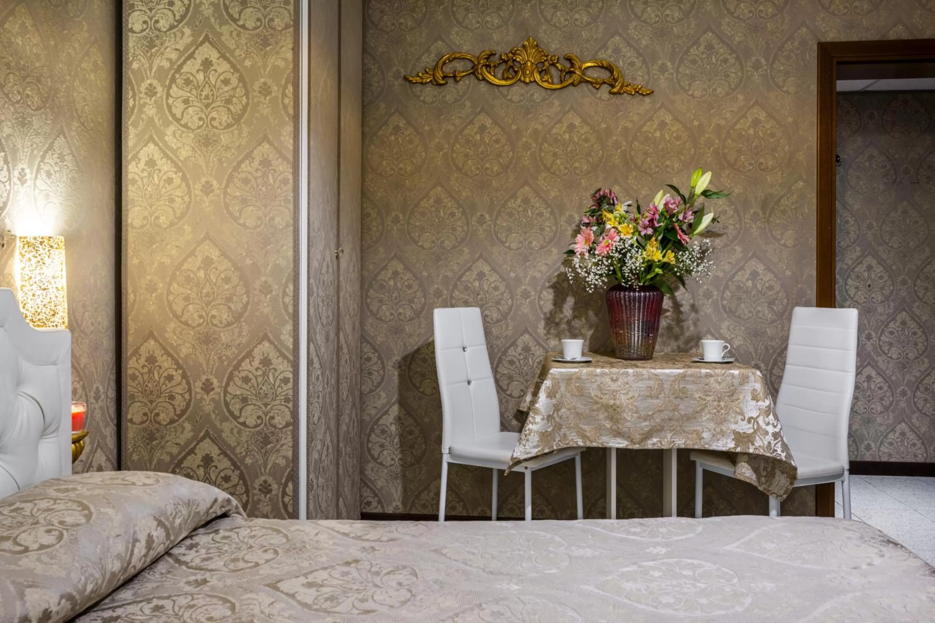 Decorative detail, Bed in Hotel Apostoli Garden