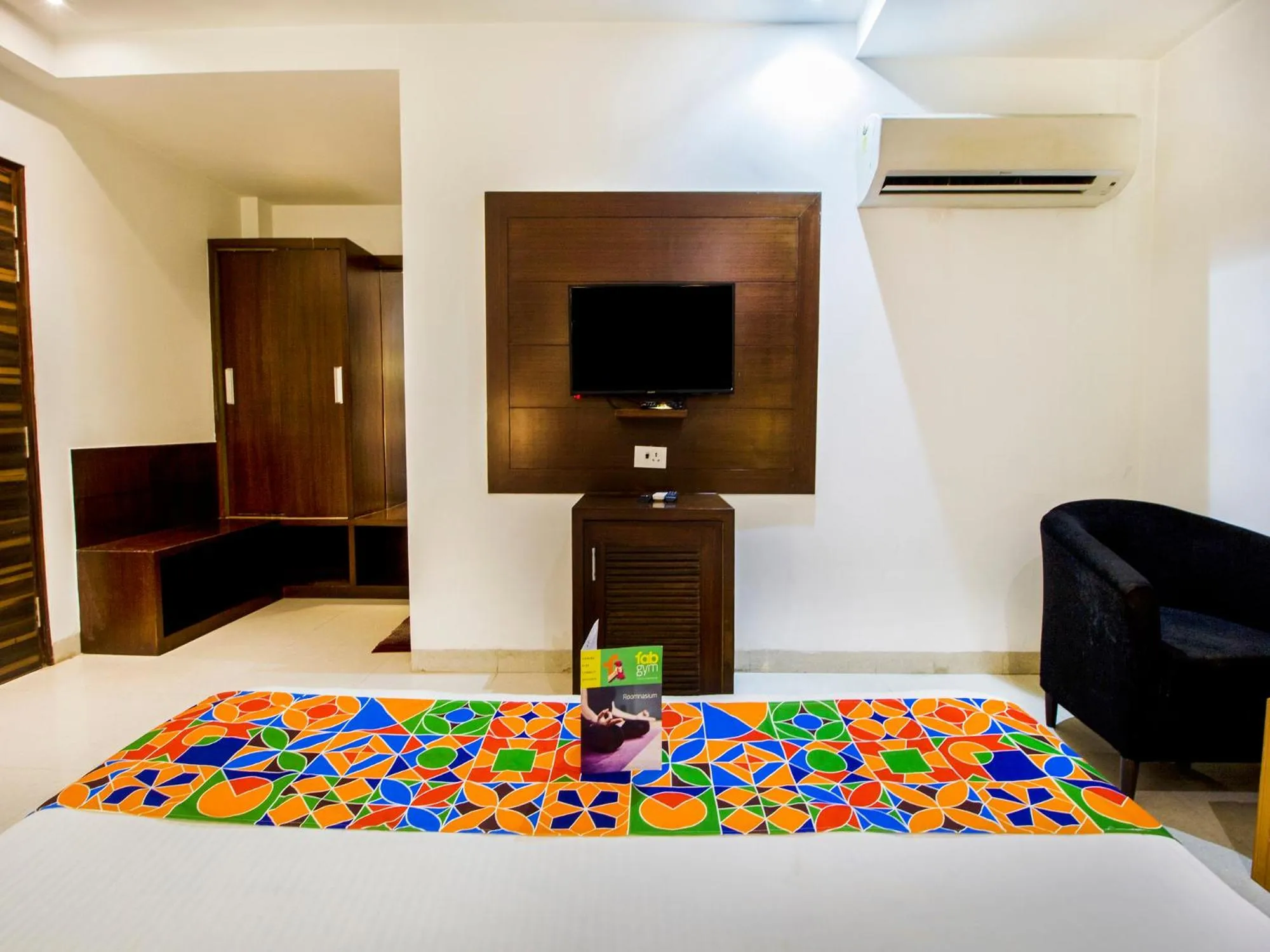 Bed, TV/Entertainment Center in FabHotel Star Delhi Airport