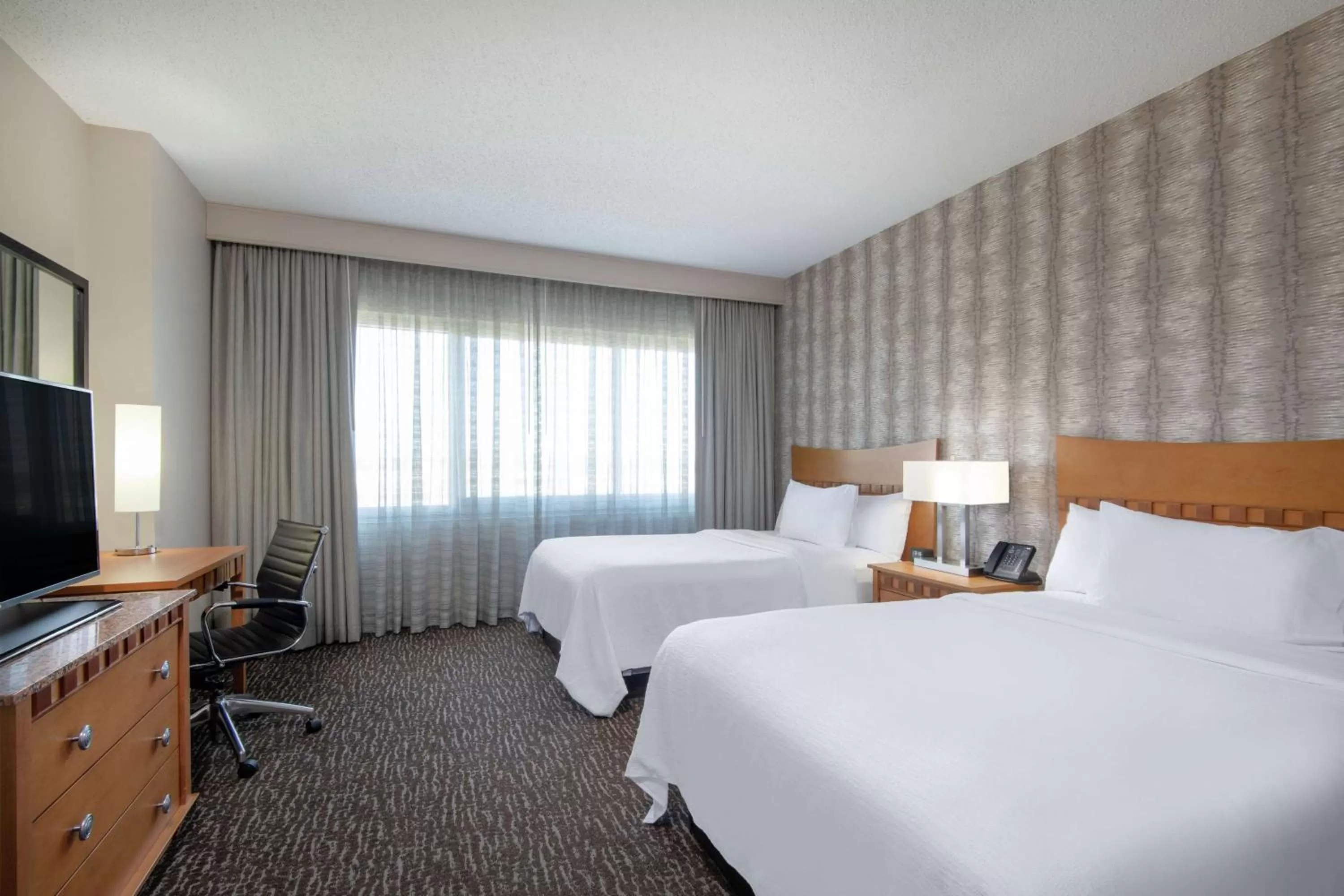 Bedroom, Bed in Embassy Suites Northwest Arkansas - Hotel, Spa & Convention Center