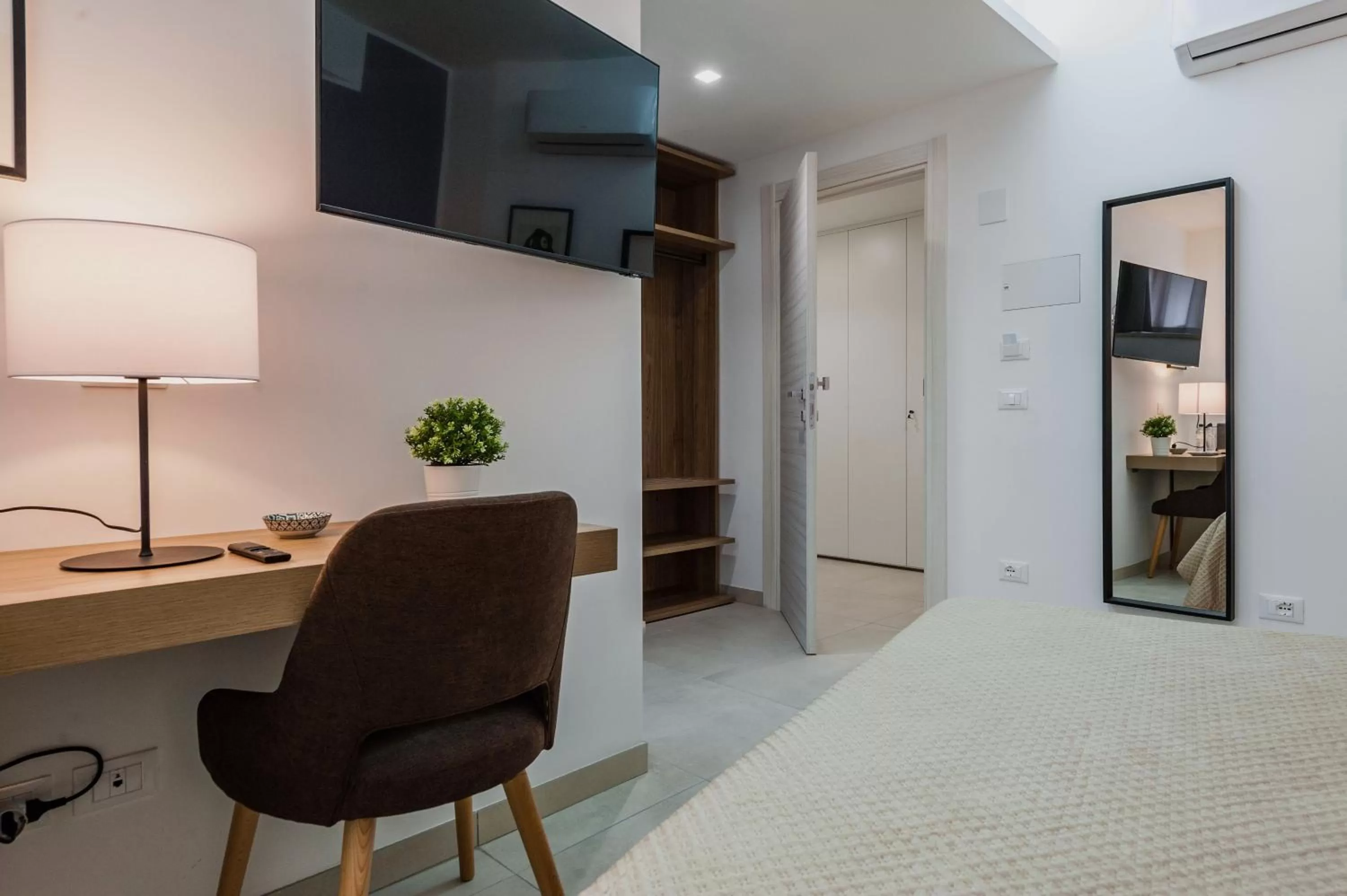 TV and multimedia, TV/Entertainment Center in Archimede's Rooms