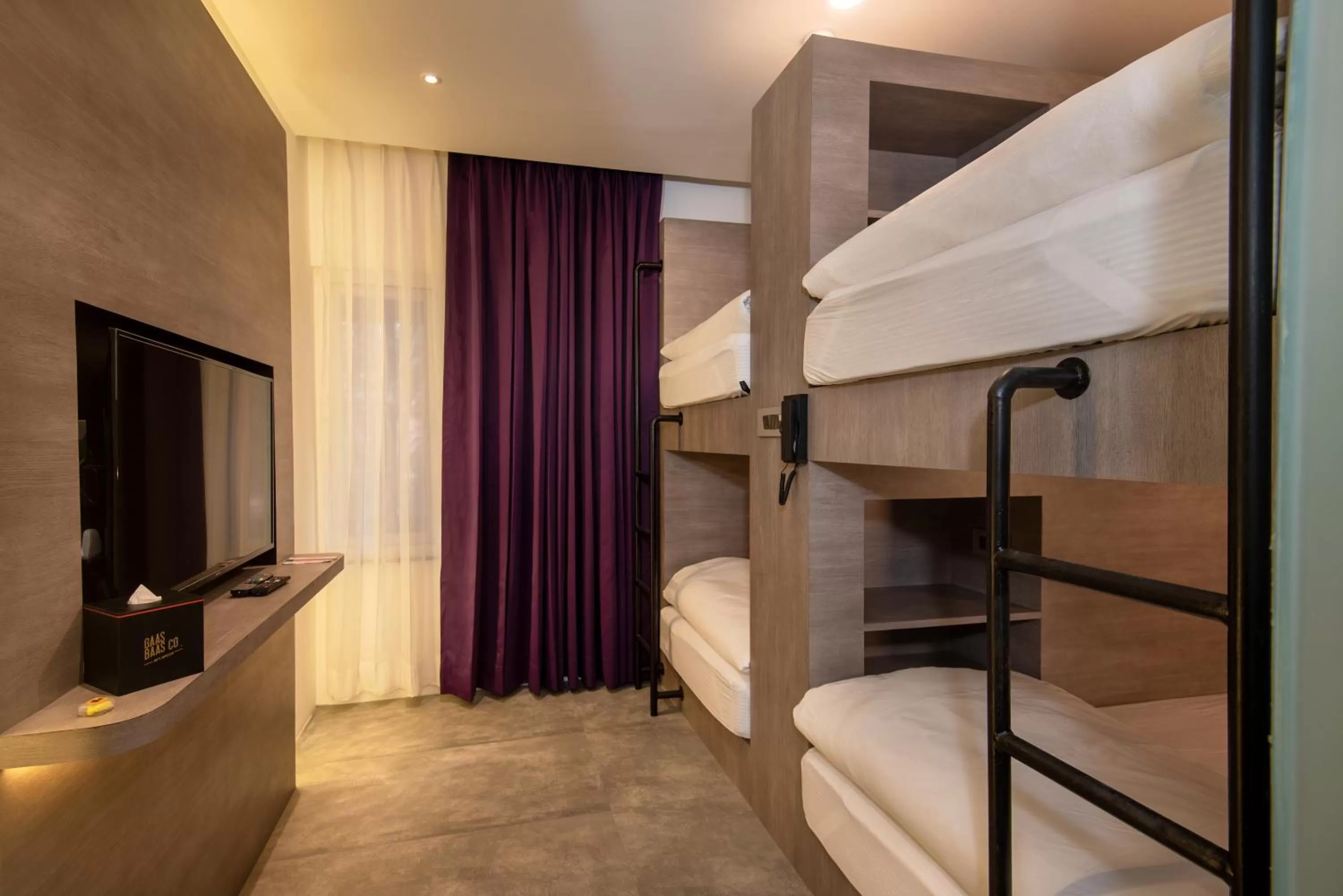 Photo of the whole room, Bed in Gaas BaasCo