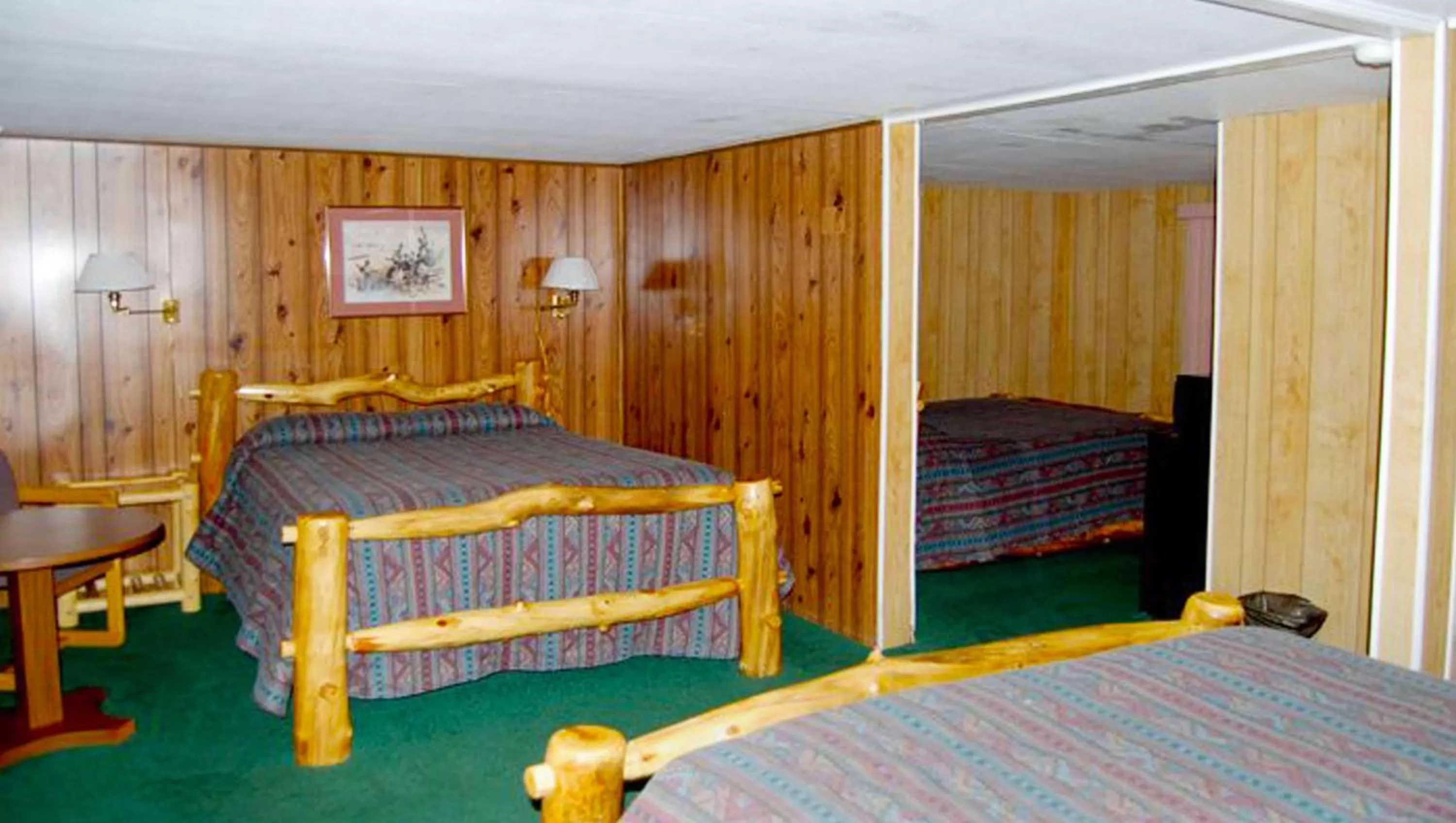 Photo of the whole room, Bed in Marianna Inn Panguitch