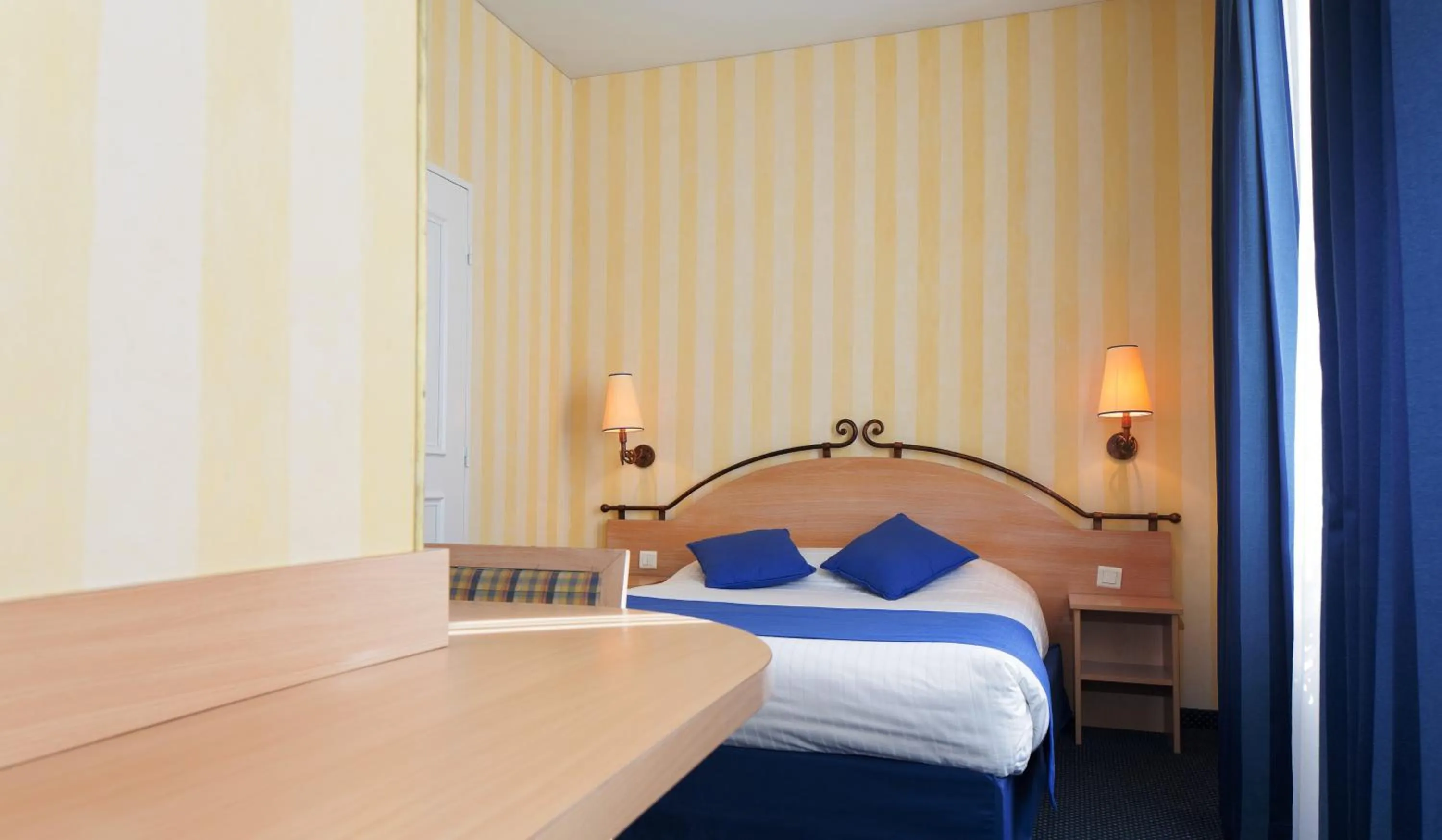 Bed in Hotel Delambre