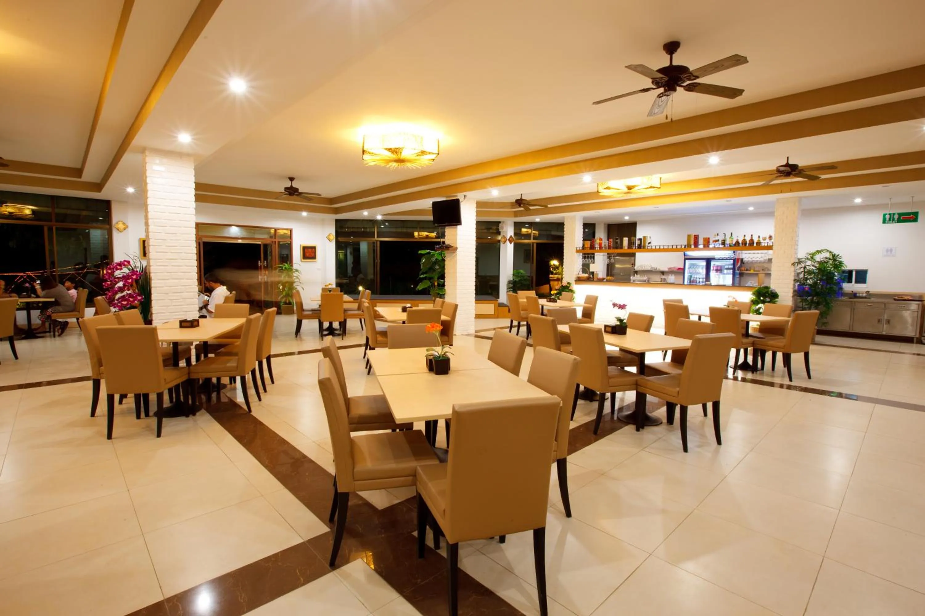 Restaurant/places to eat in Chawalun Resort