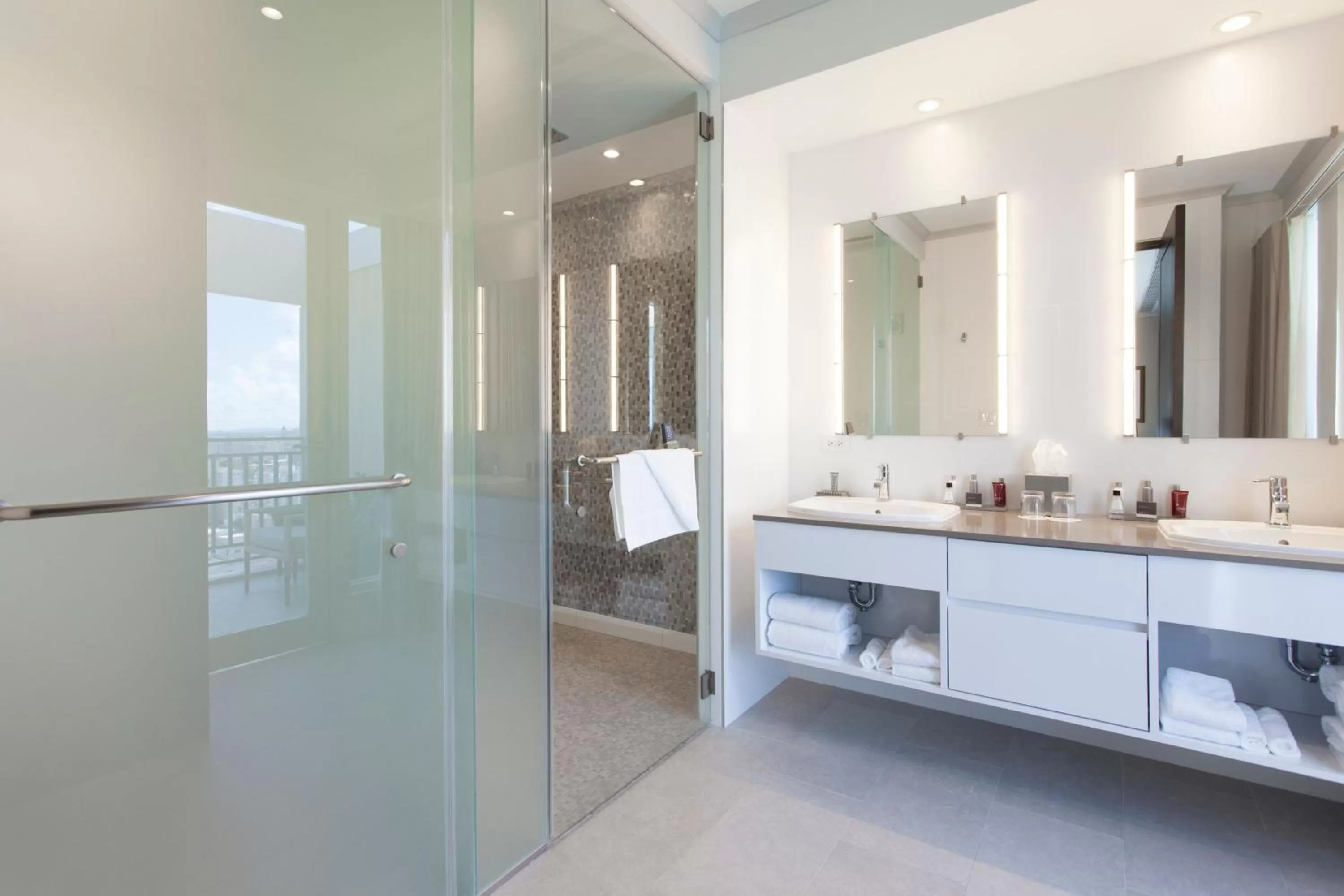 Bathroom in San Juan Marriott Resort and Stellaris Casino