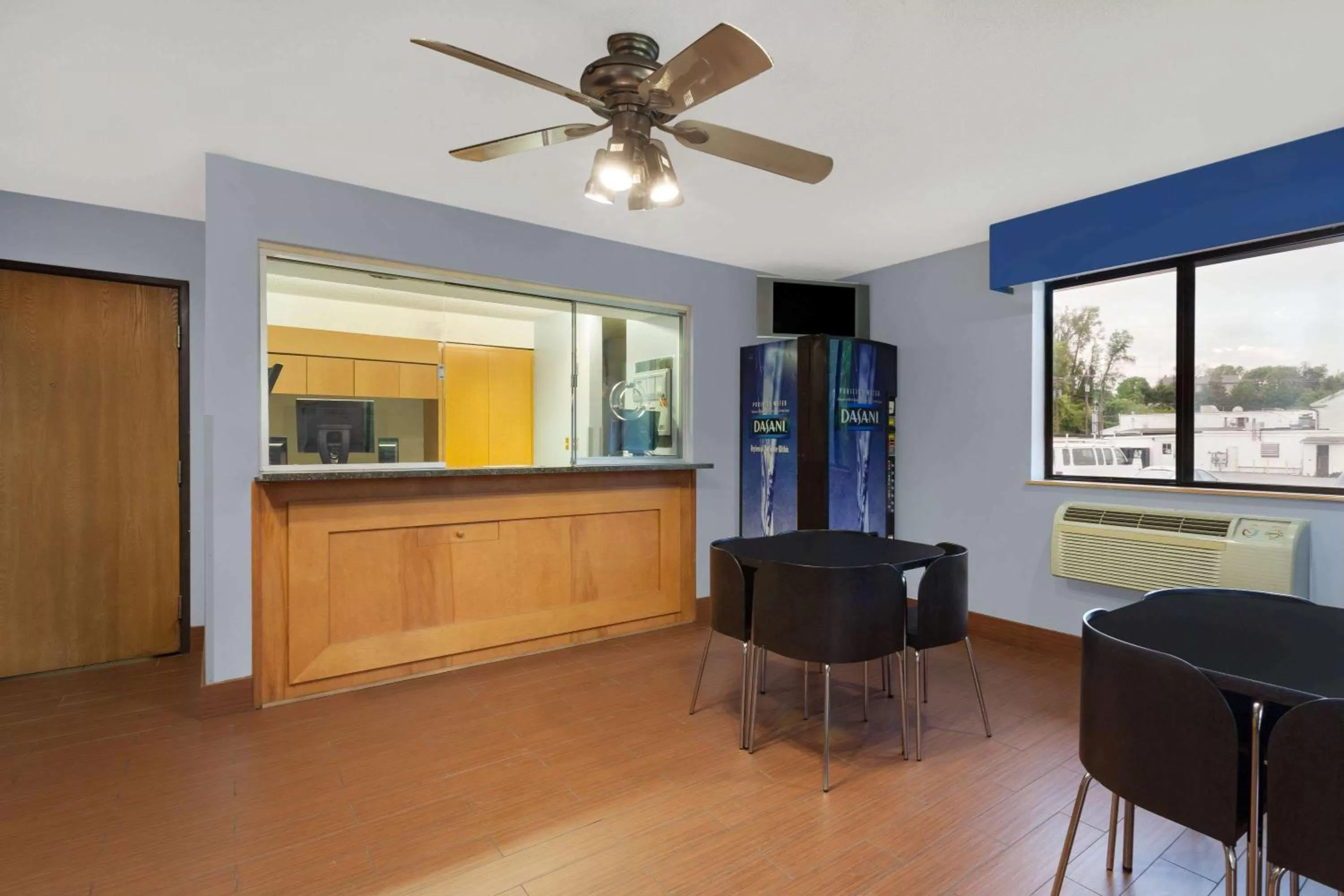 Lobby or reception in Super 8 by Wyndham Havre De Grace Aberdeen Area