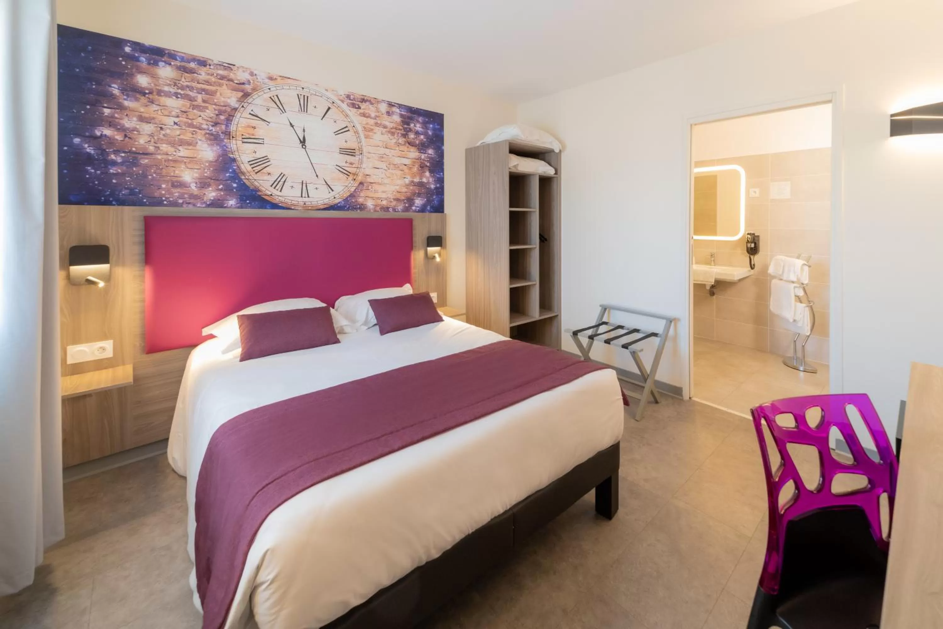 Photo of the whole room, Bed in L'Horloge Gourmande