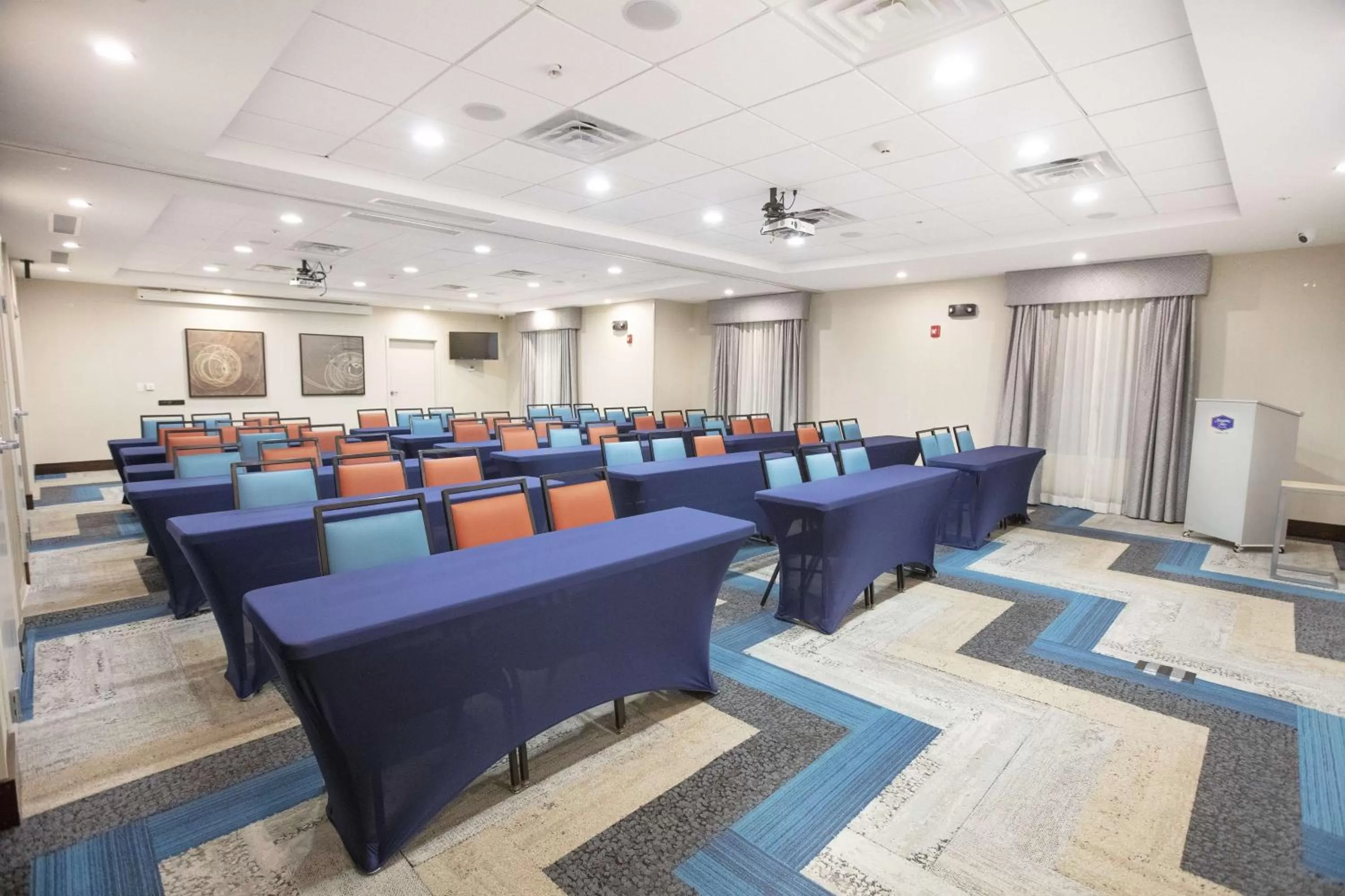 Meeting/conference room in Hampton Inn Toledo Oregon