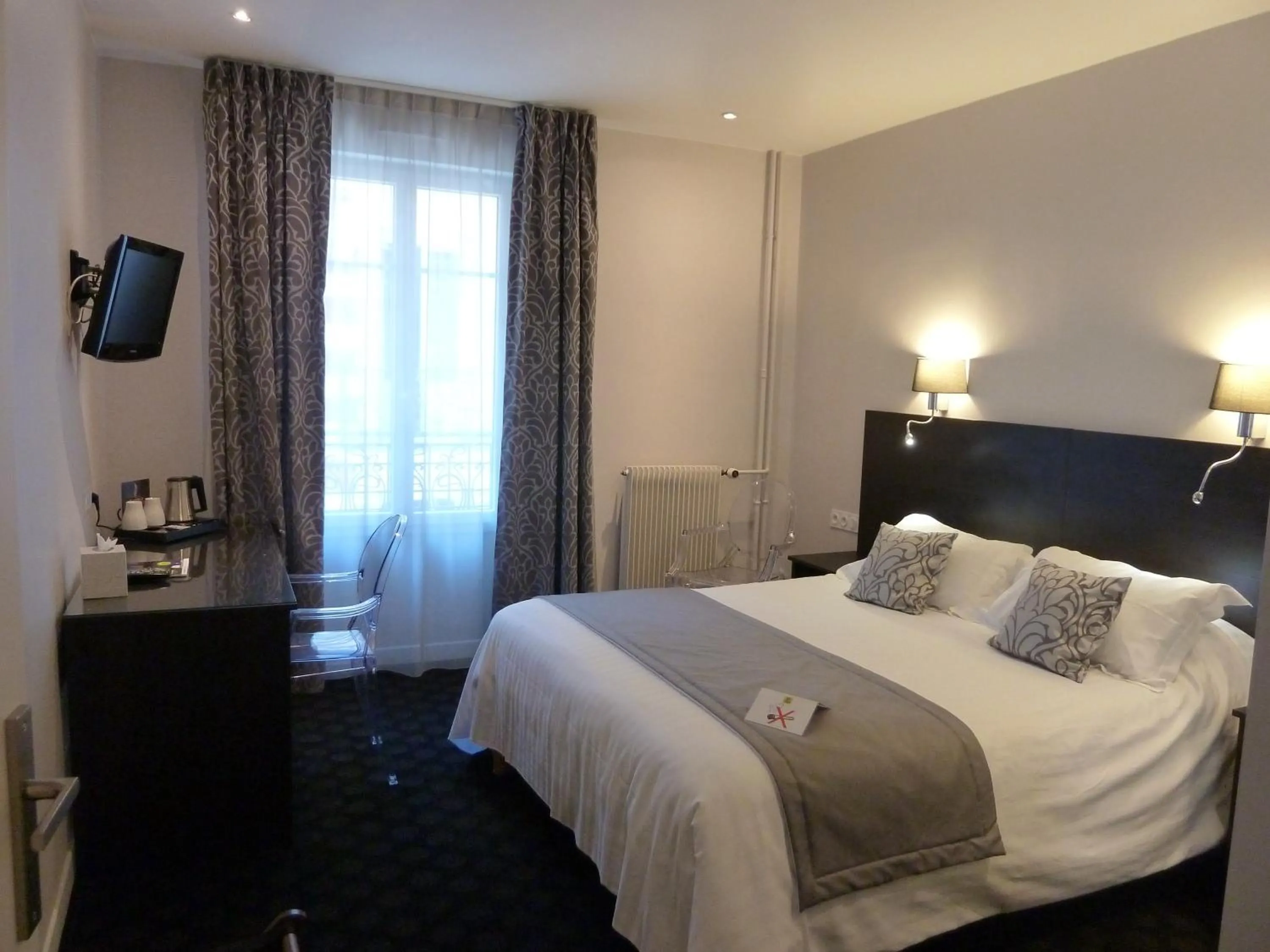 Photo of the whole room, Bed in Logis Le Midland