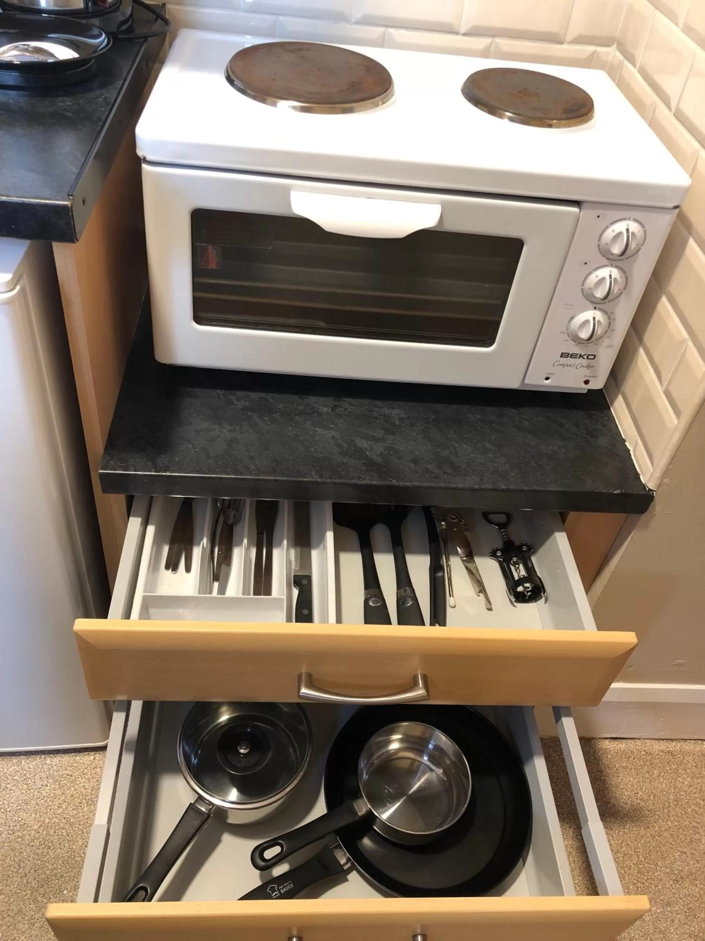 Kitchen or kitchenette in Belmore Court & Motel