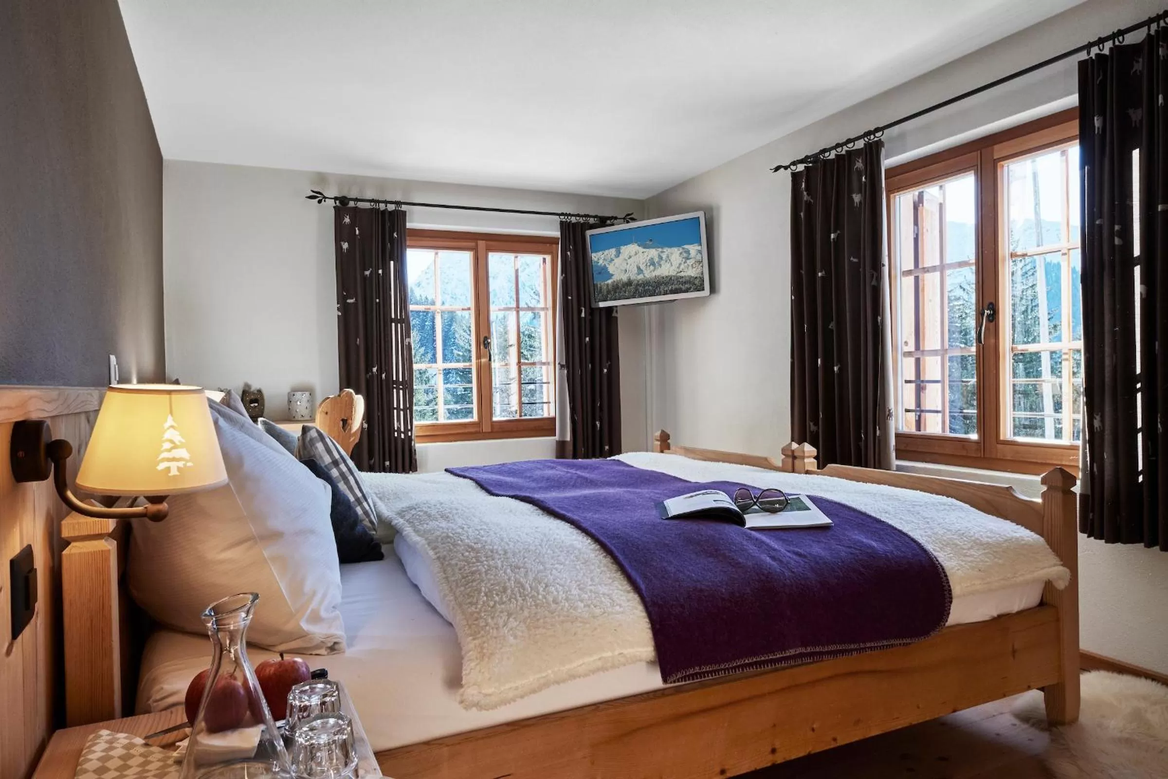 Bedroom, Bed in Berghaus Alpenrösli