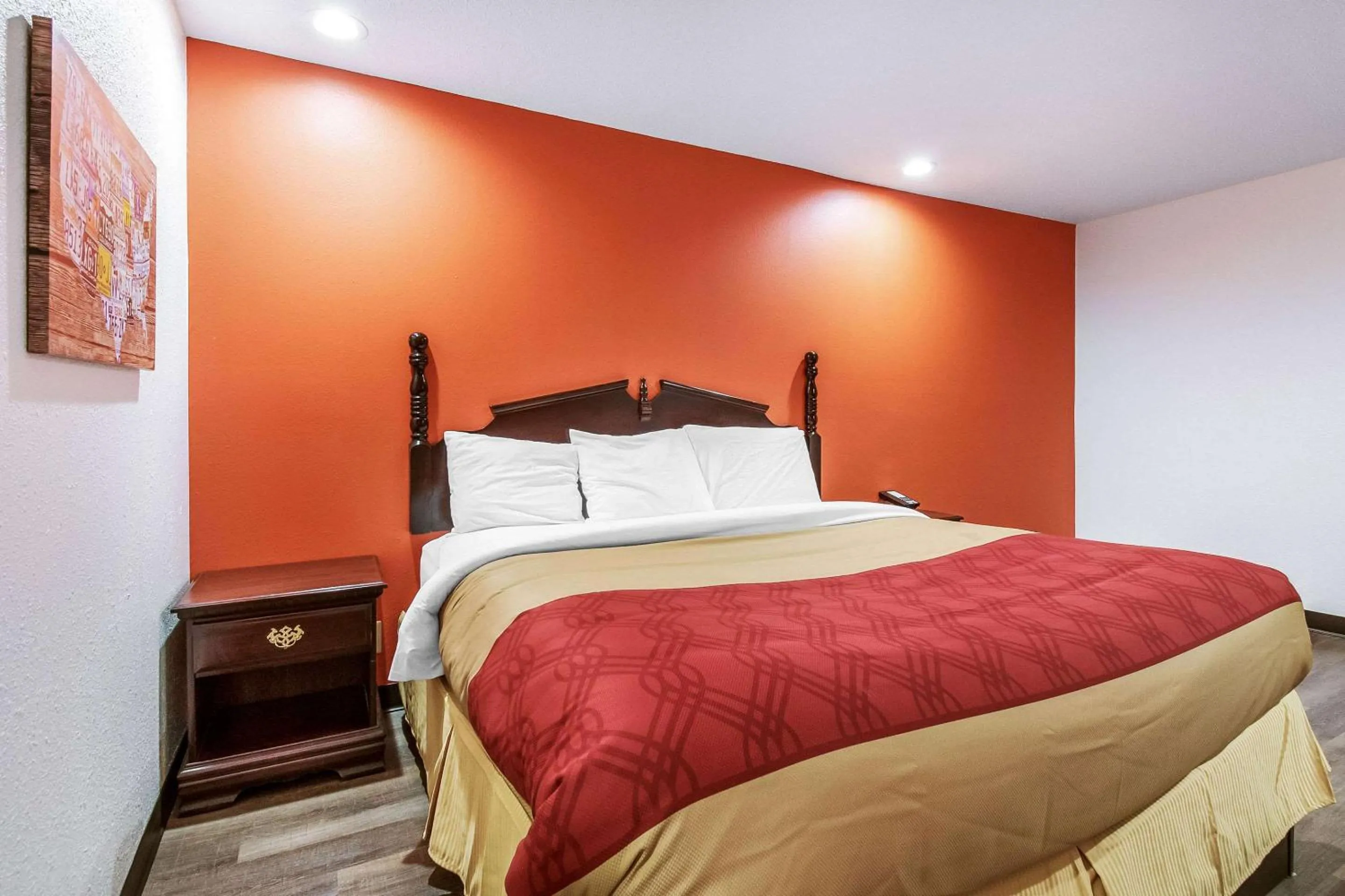 Photo of the whole room, Bed in Econo Lodge