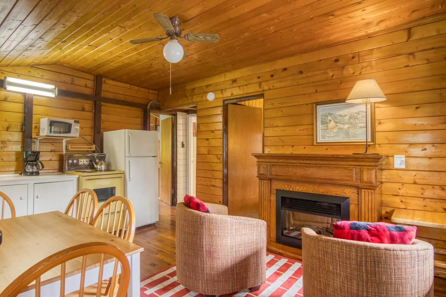 Kitchen or kitchenette, Dining Area in Timbers Resort