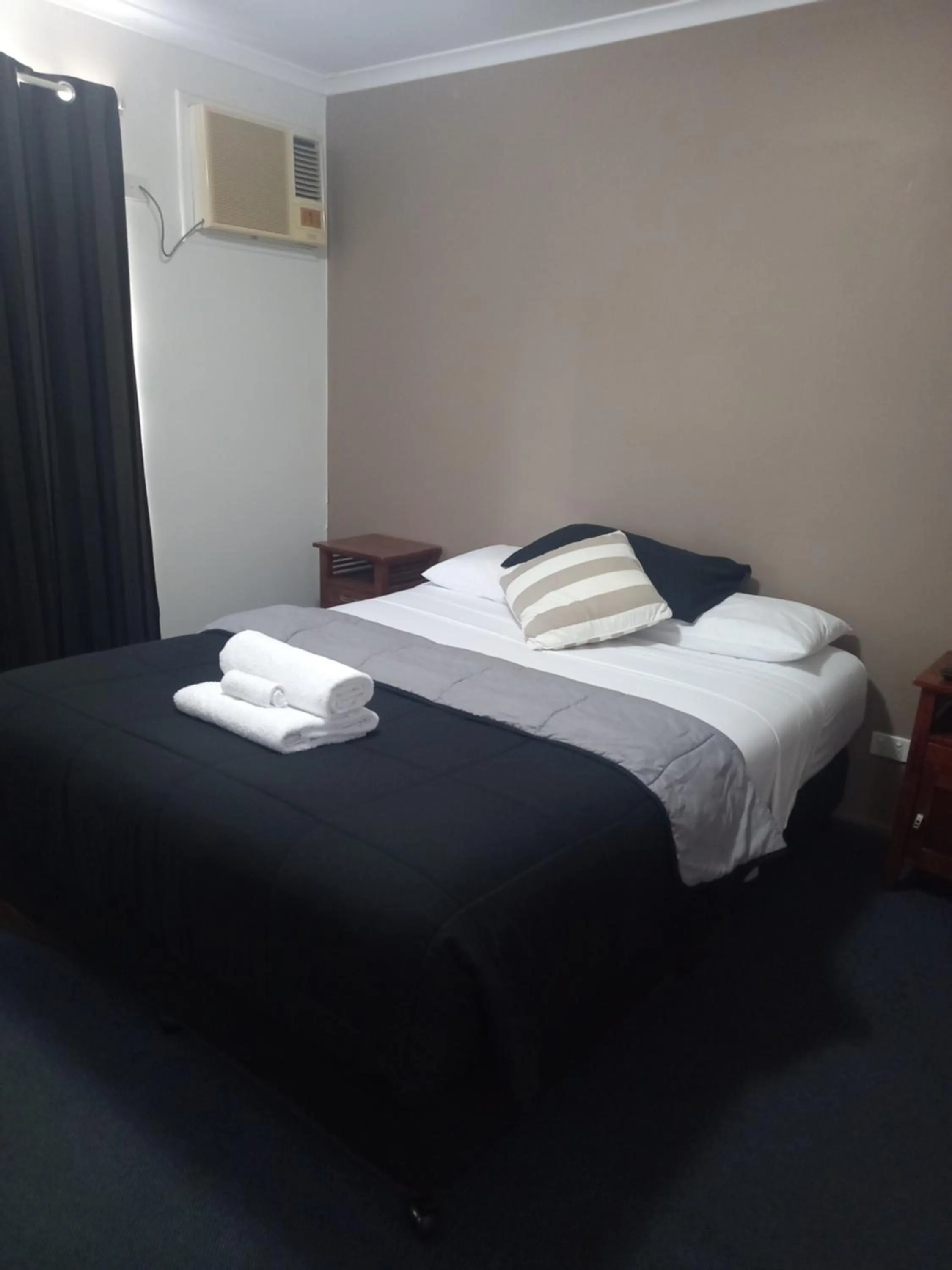 Bed in Centrepoint Motor Inn