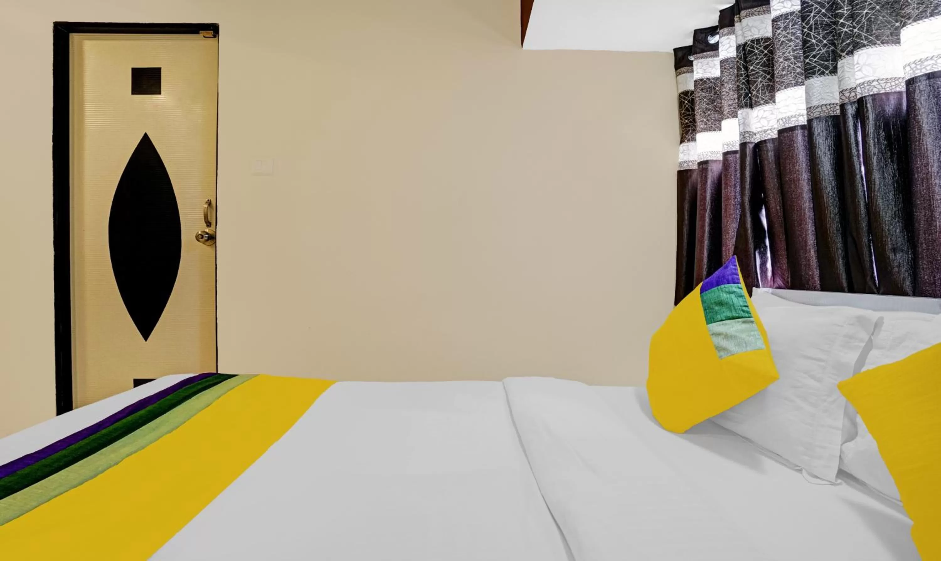 Bed in Itsy By Treebo - Amber Corp Inn, NESCO