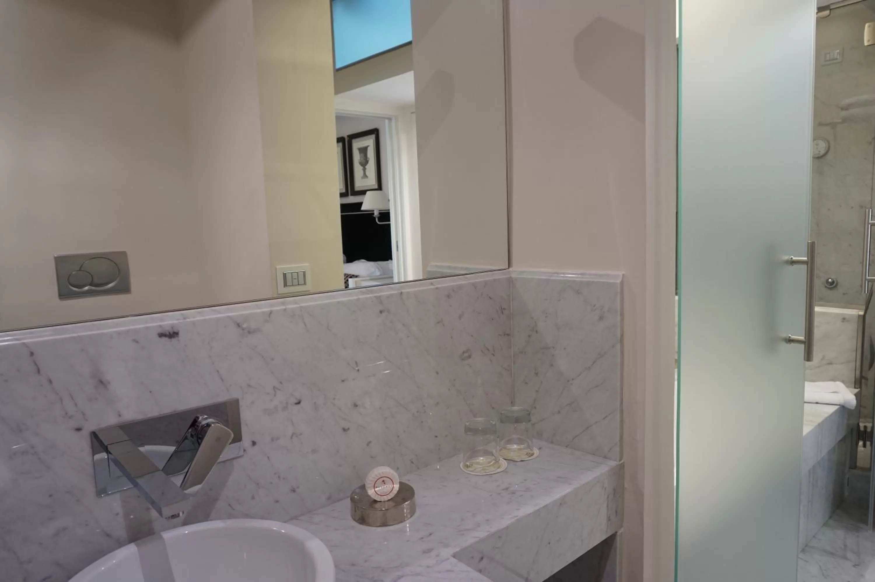 Bathroom in Trevi Palace Luxury Inn