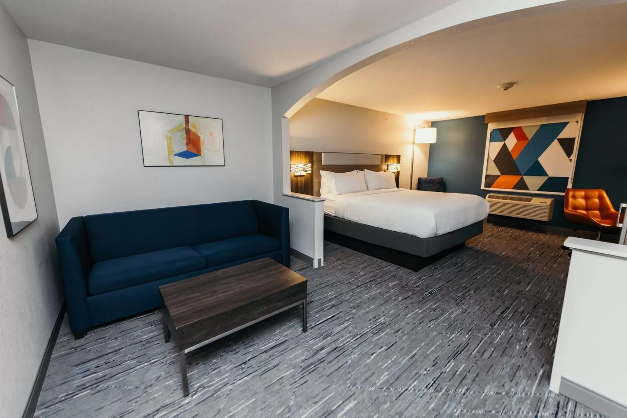 Photo of the whole room, Bed in Holiday Inn Express and Suites Urbandale Des Moines by IHG