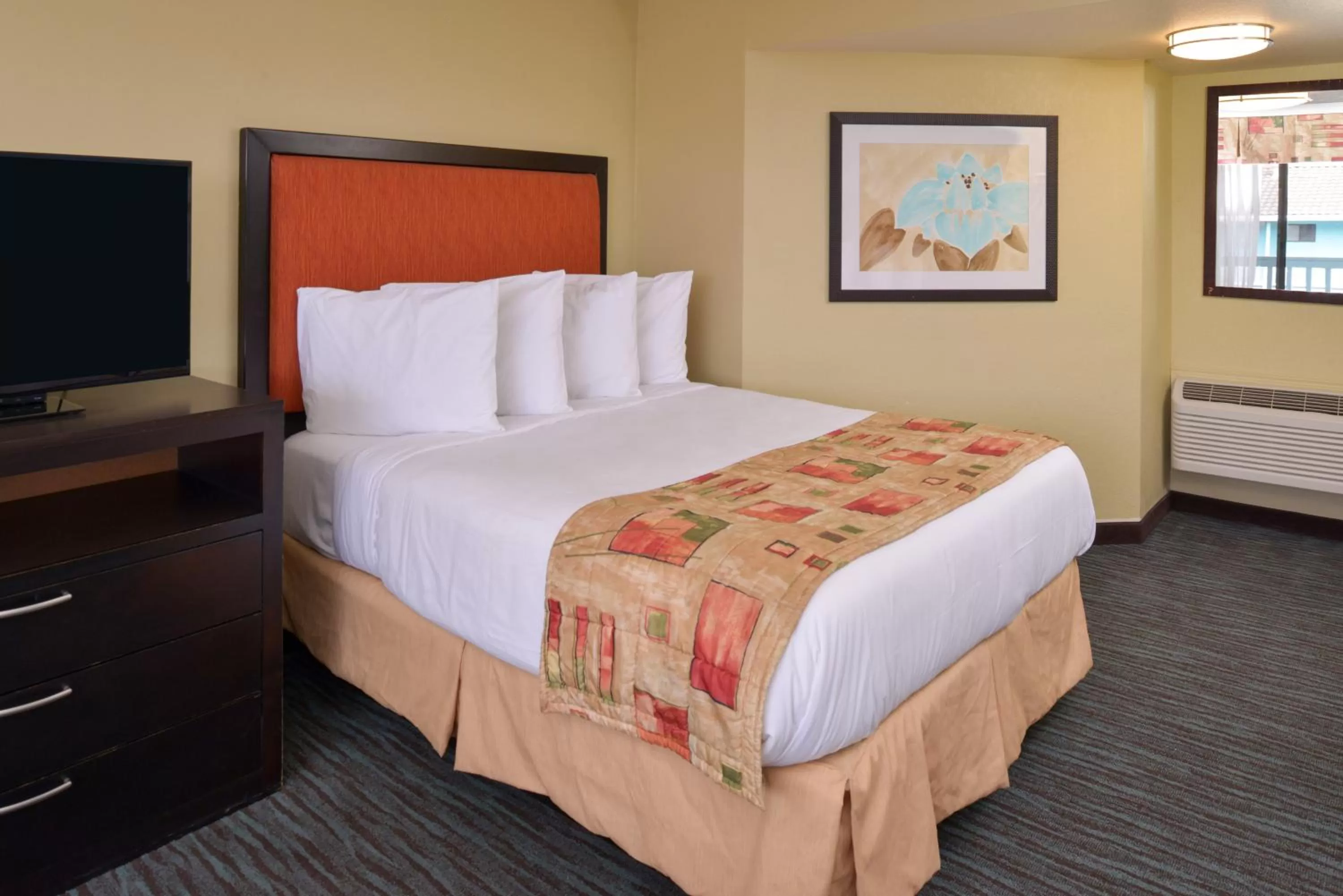 Bed in Bay View Inn - Morro Bay