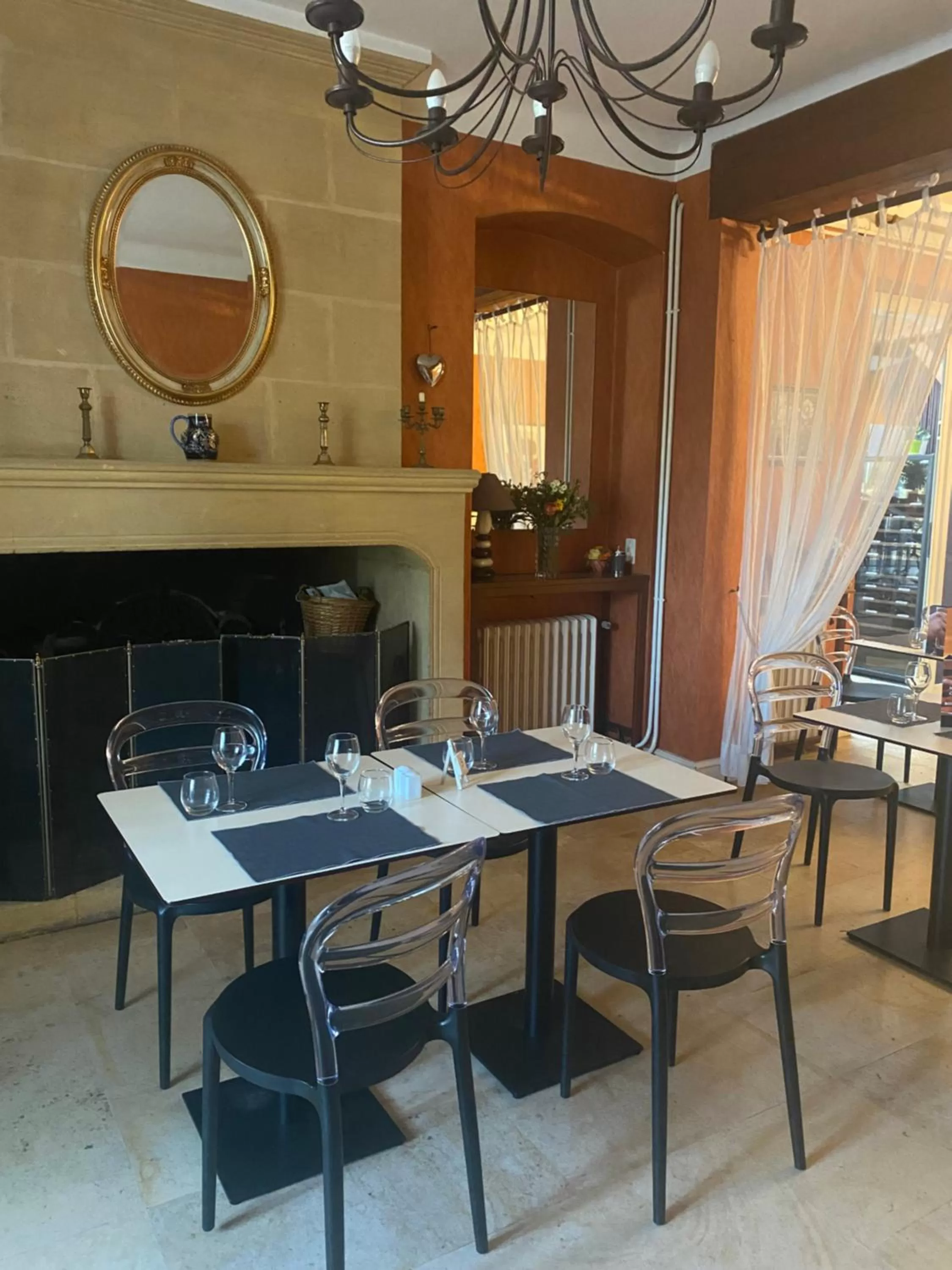 Restaurant/places to eat in Logis Hôtel Le Cygne