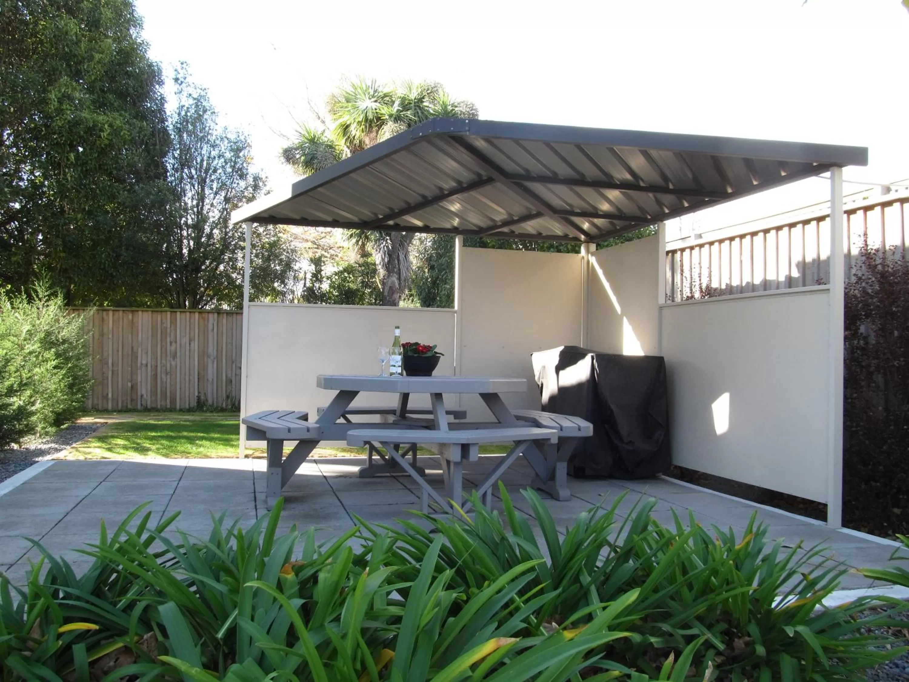 BBQ facilities in Airport Palms Motel
