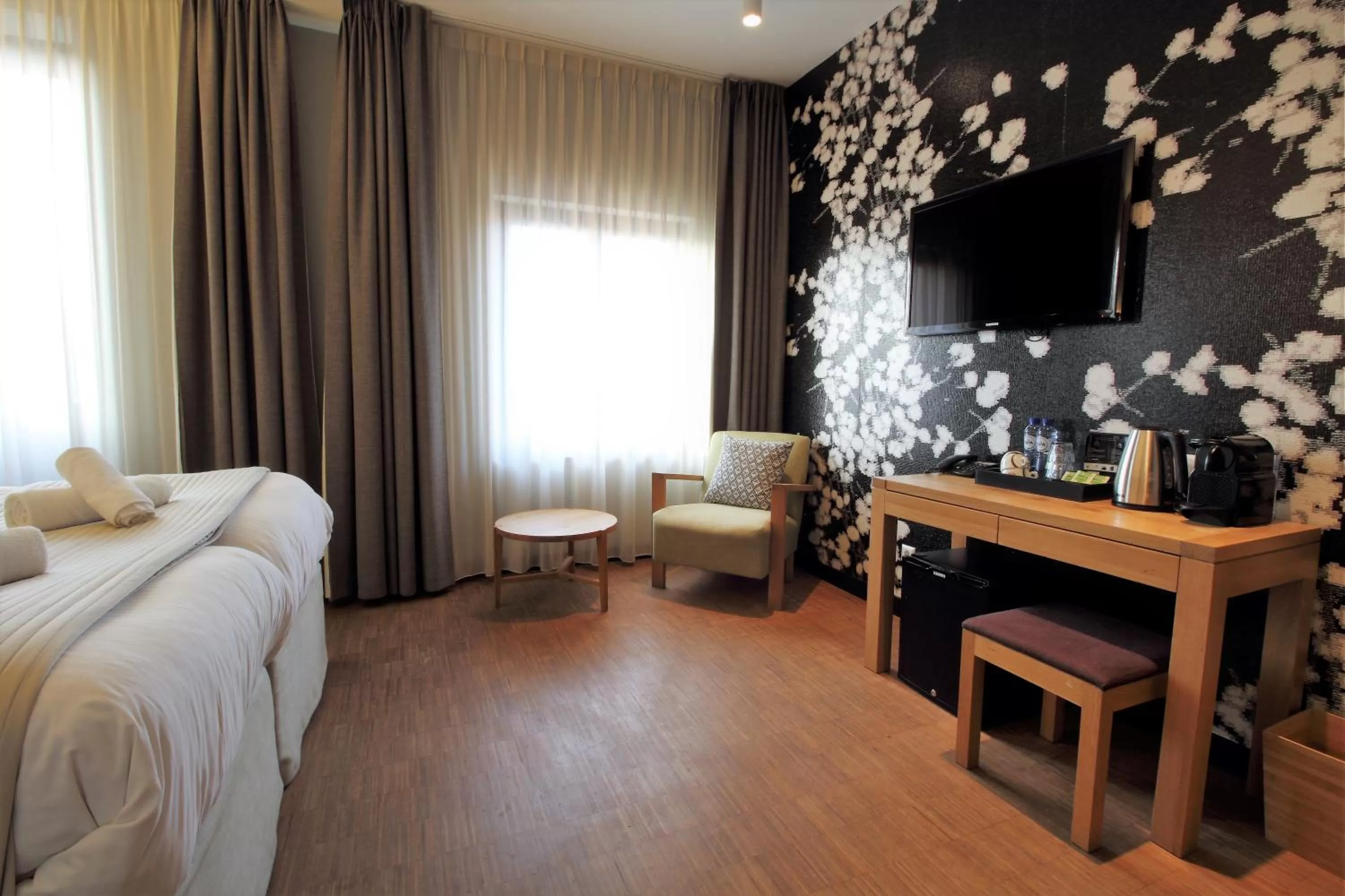 Seating area, Bed in The Bank Hotel