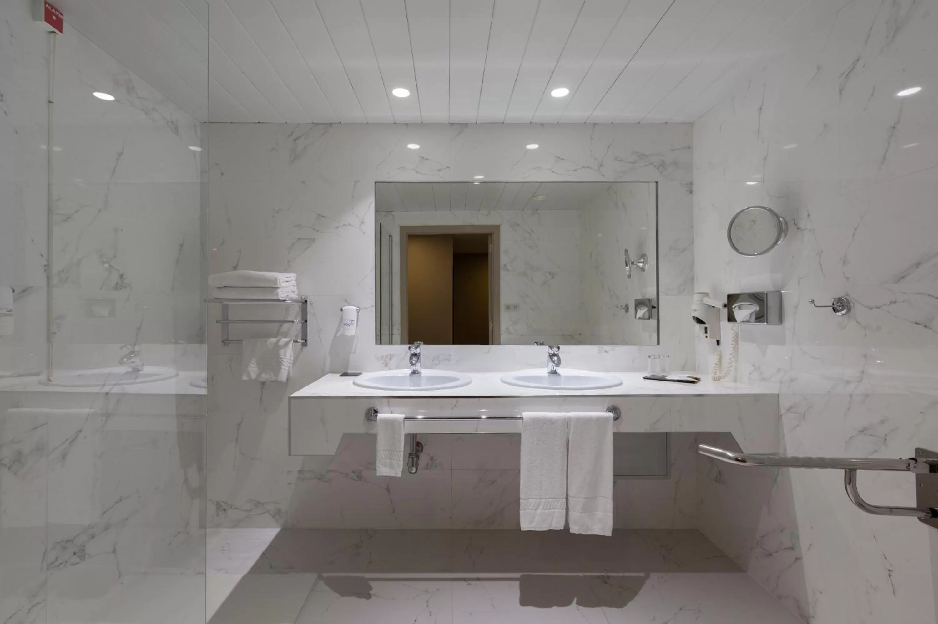 Facility for disabled guests in Portus Cale Hotel