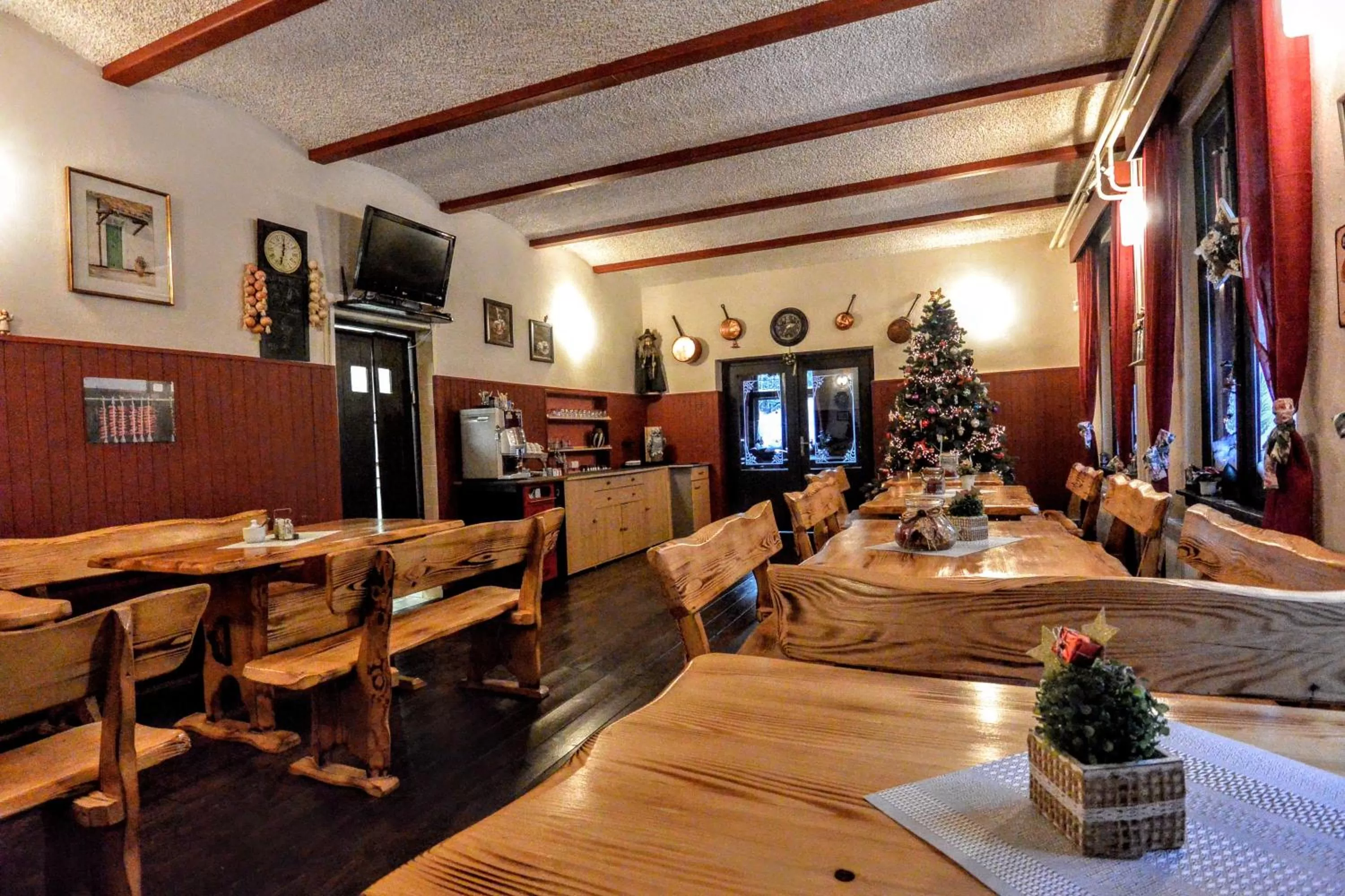 Restaurant/places to eat in Hotel Petski