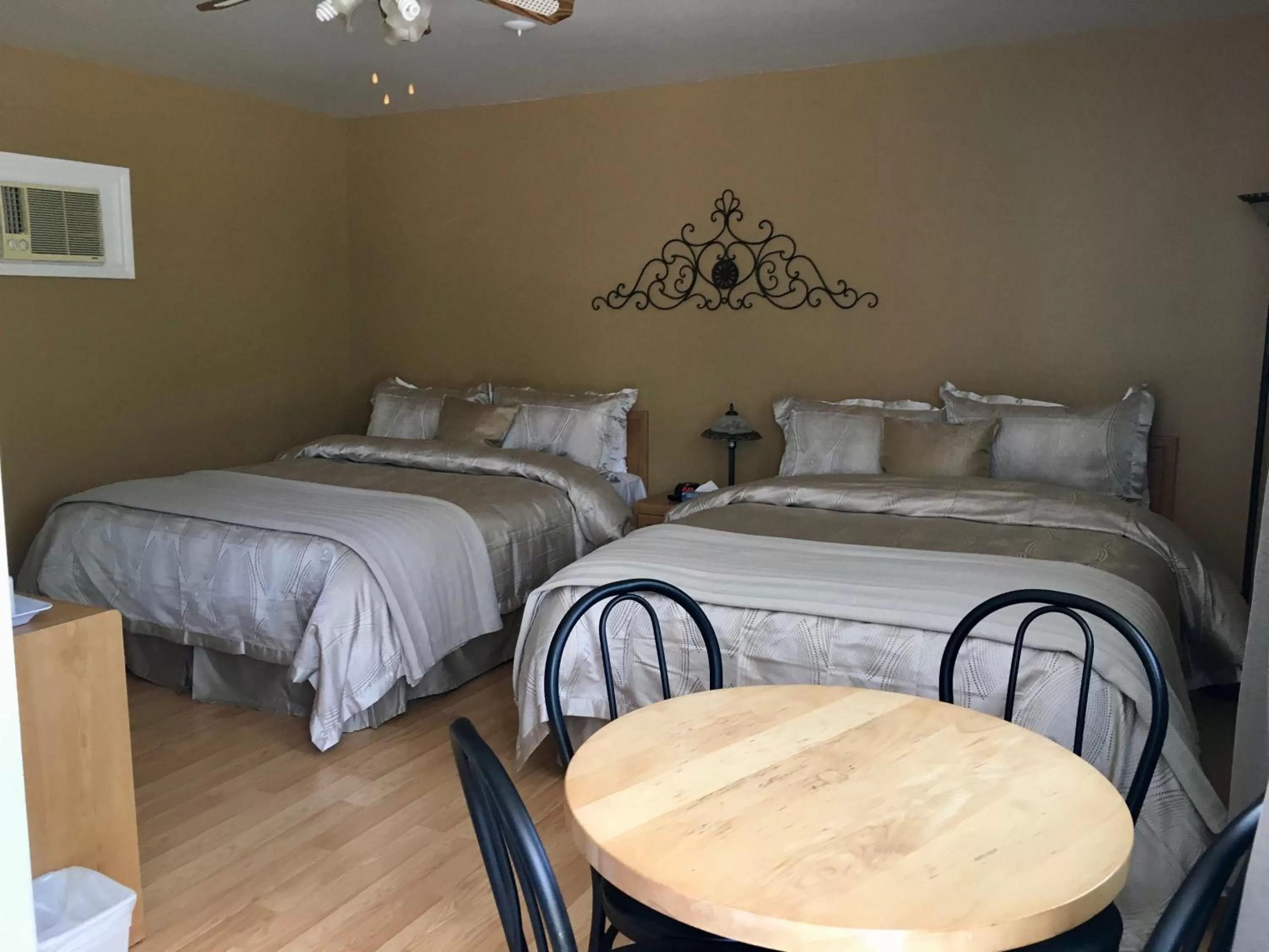 Photo of the whole room, Bed in Motel Des Cascades