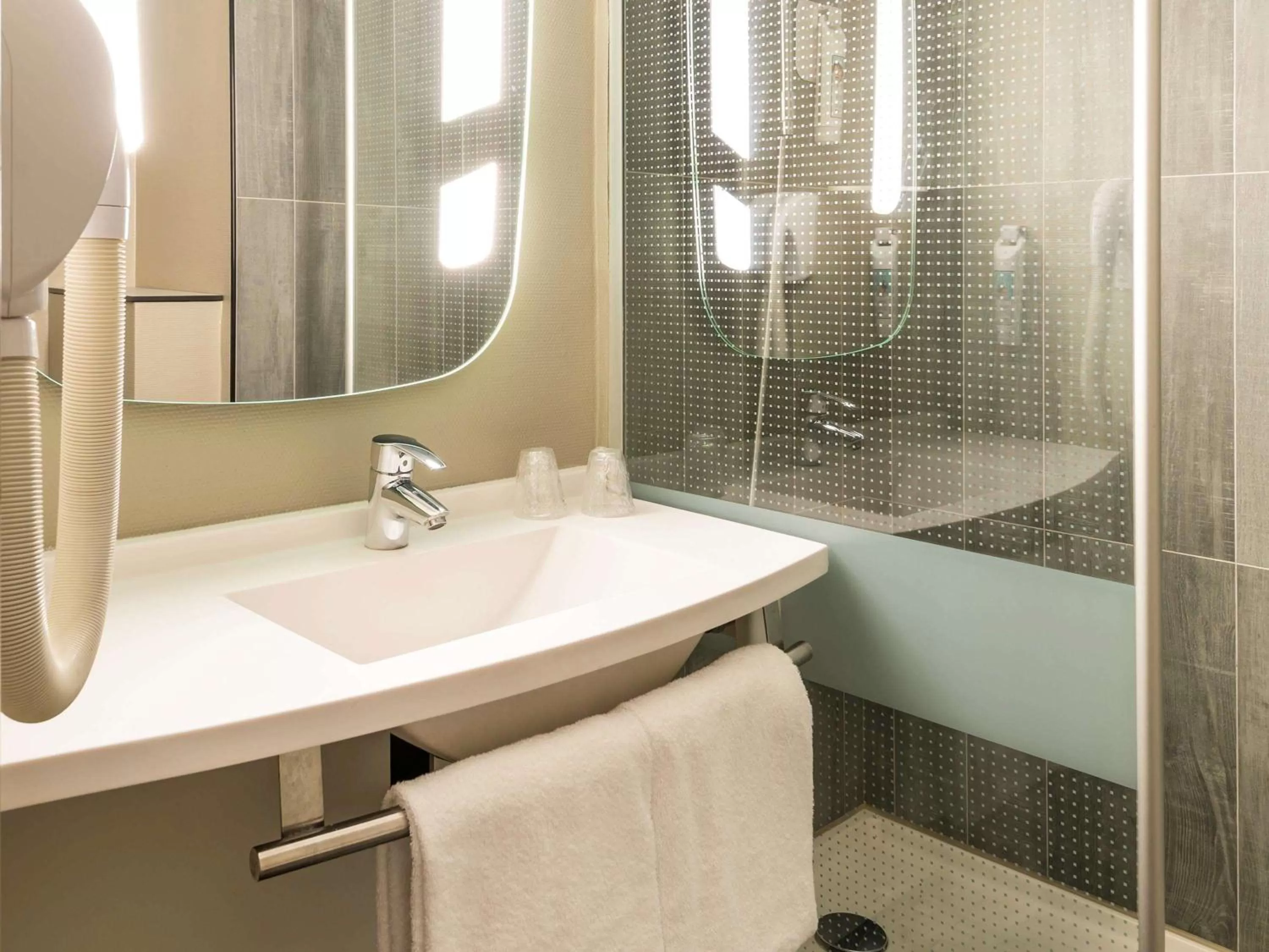 Photo of the whole room in ibis Paris Gare du Nord Château Landon 10ème