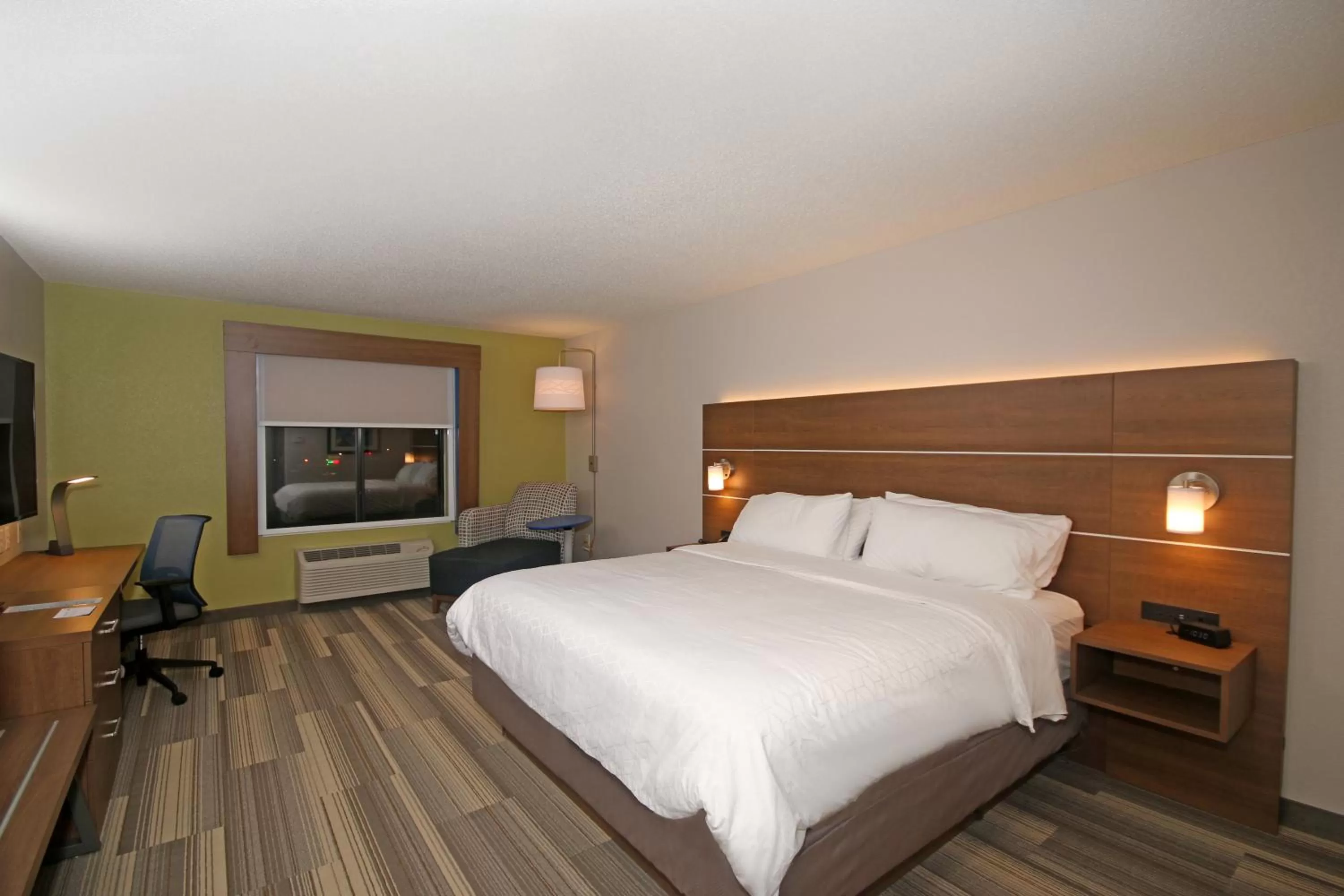 Photo of the whole room, Bed in Holiday Inn Express Troutville-Roanoke North by IHG