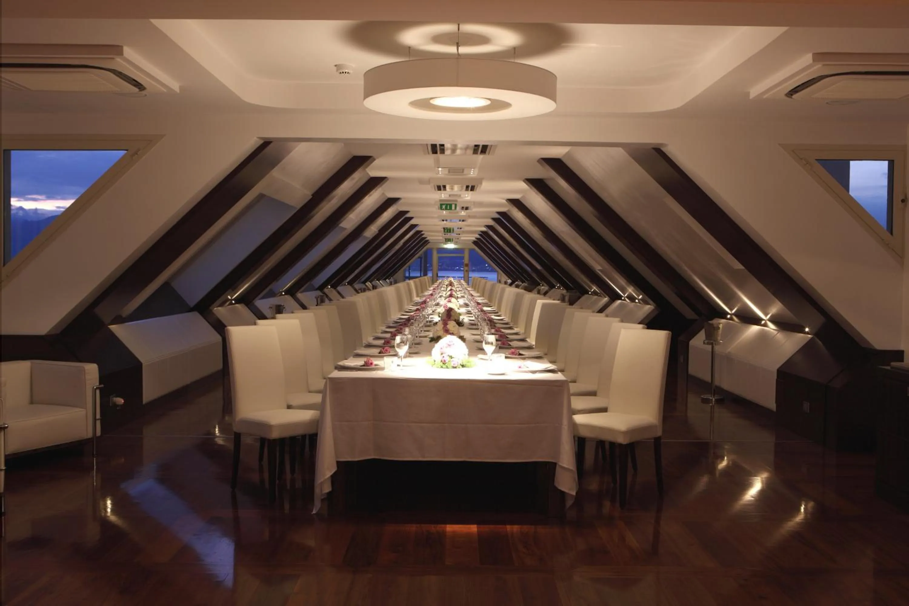 Restaurant/places to eat in E' Hotel