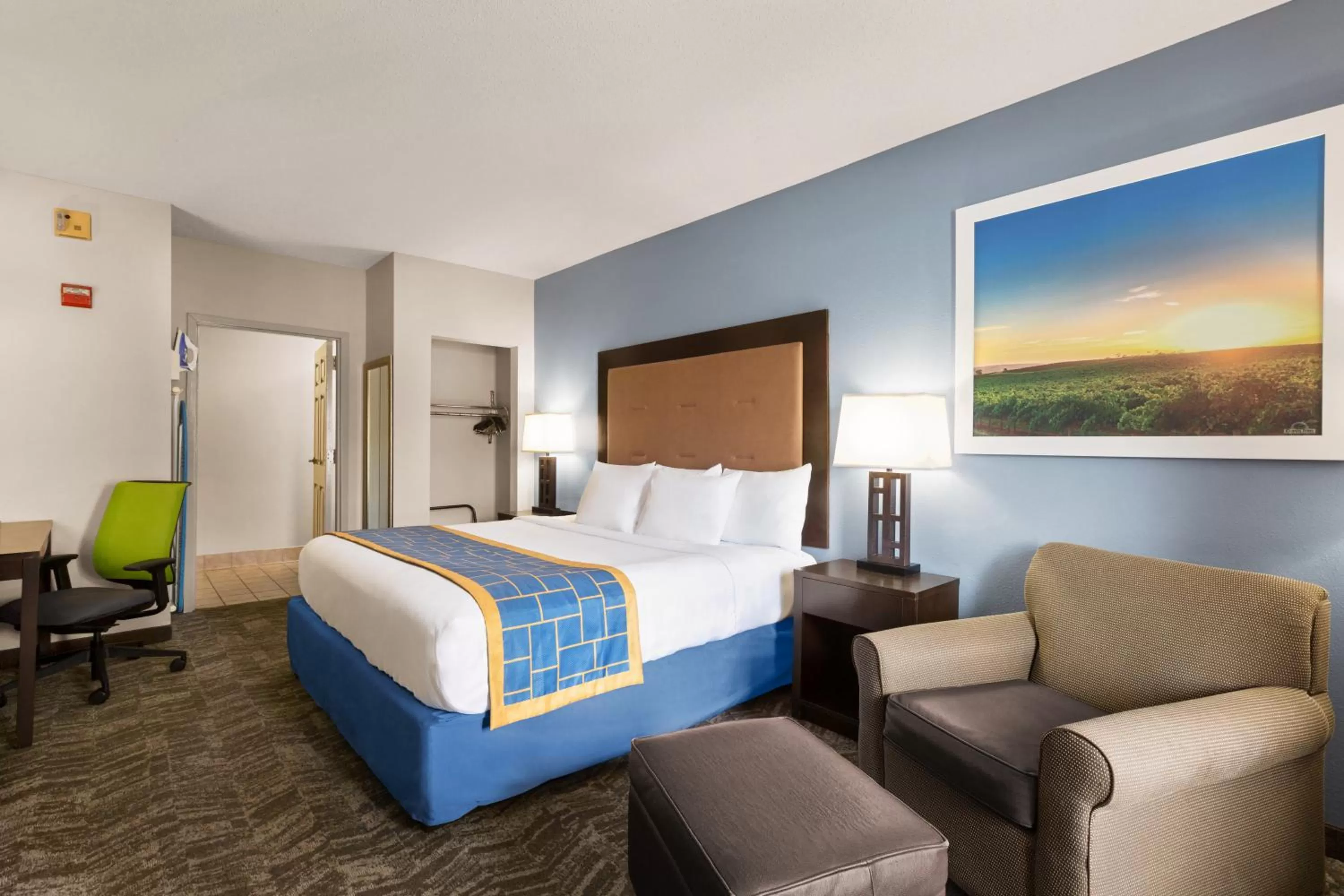 Bed in Days Inn & Suites by Wyndham Savannah Midtown