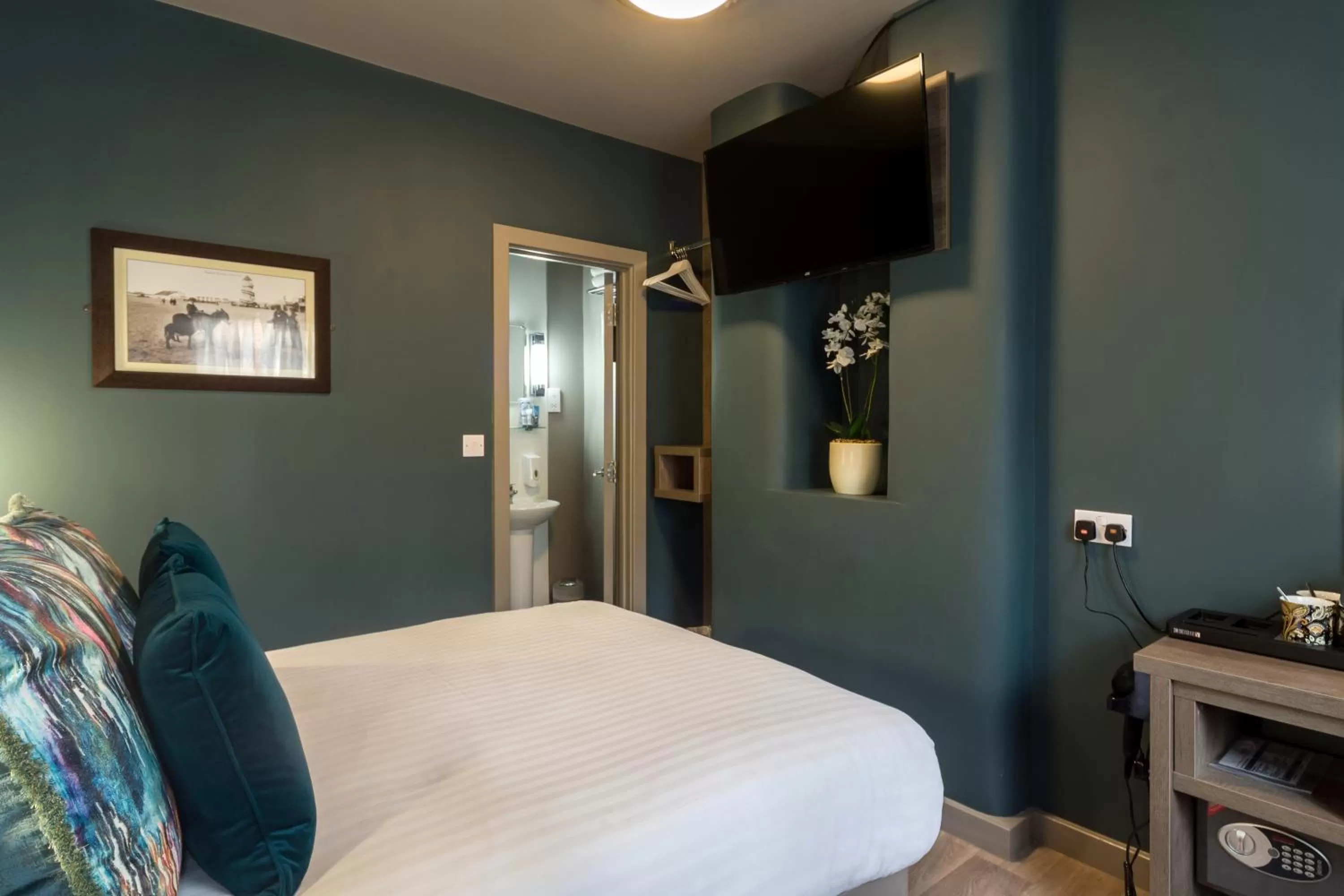 Bedroom, Bed in Hotel No 8