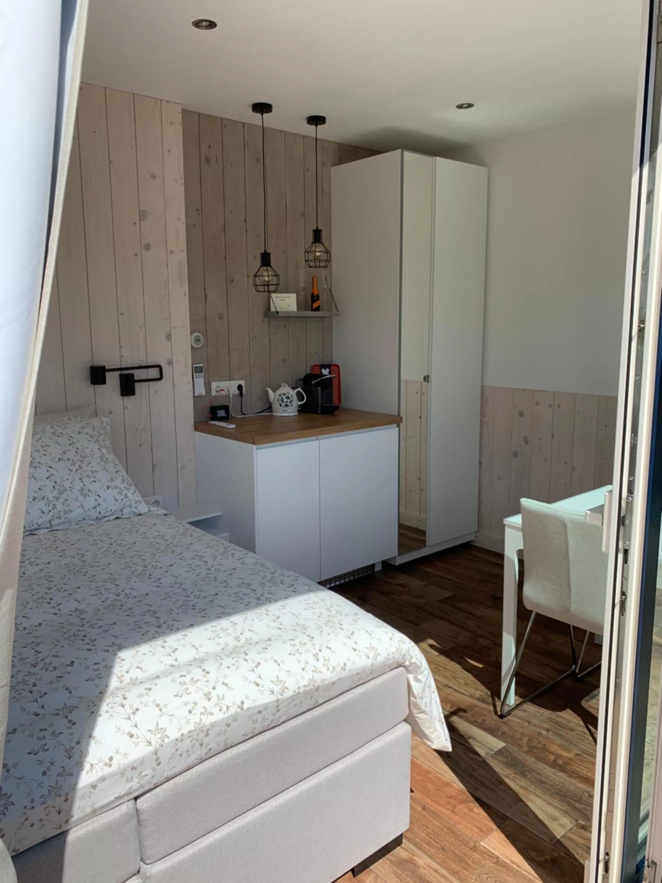 Bedroom, Kitchen/Kitchenette in B&B Diemerplein