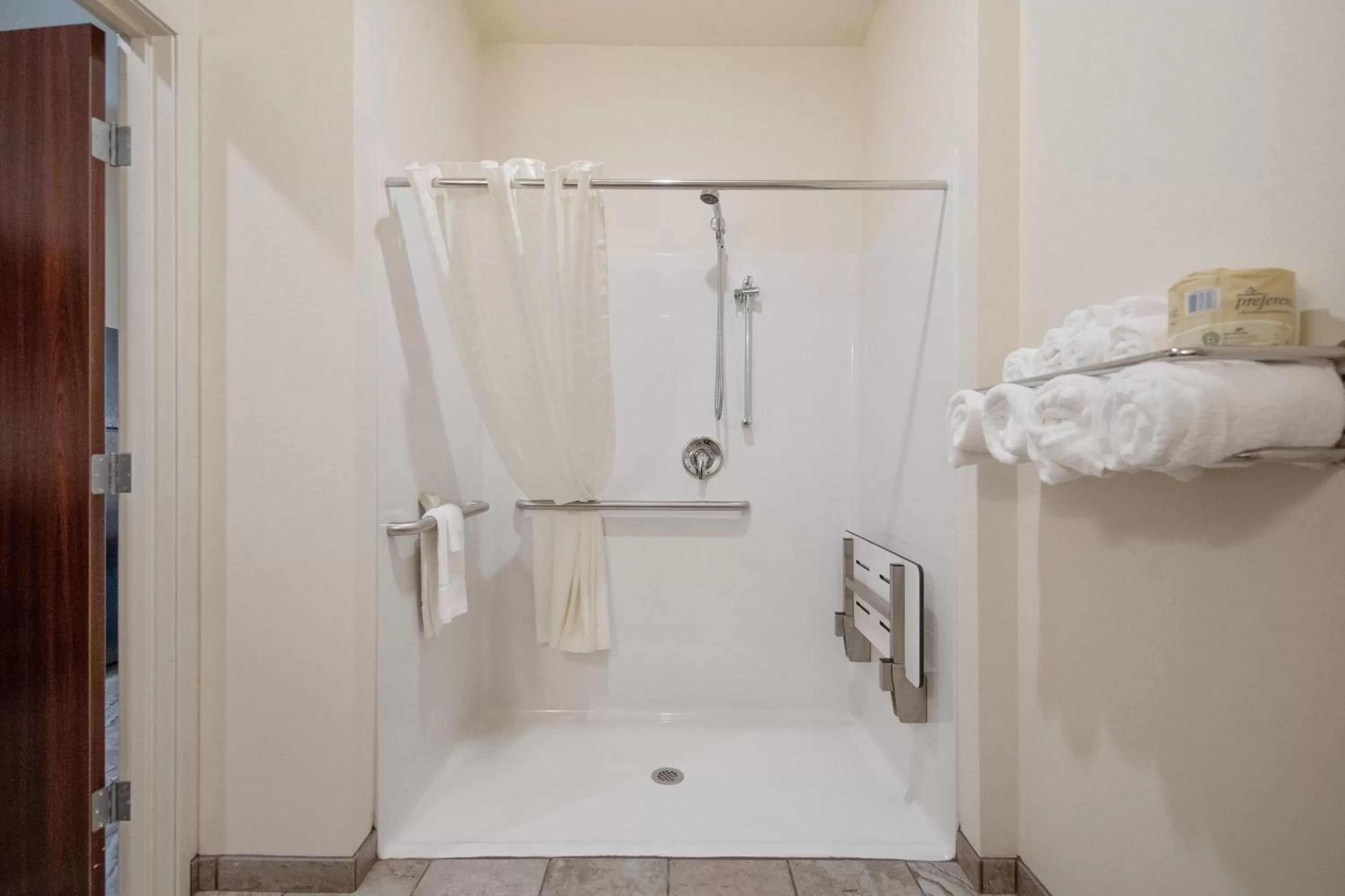 Shower in Cobblestone Hotel & Suites - Austin