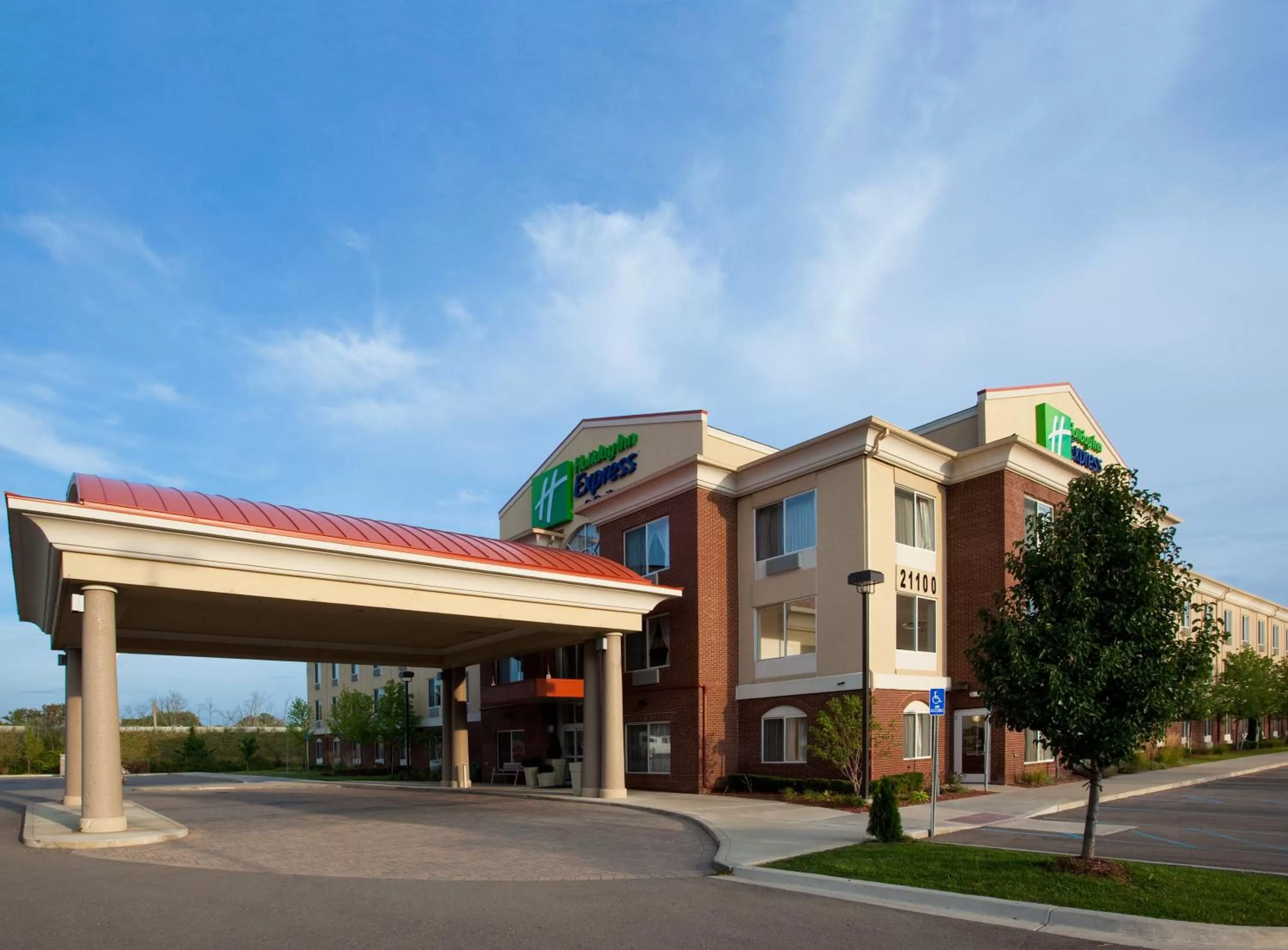 Holiday Inn Express & Suites Detroit - Farmington Hills by IHG