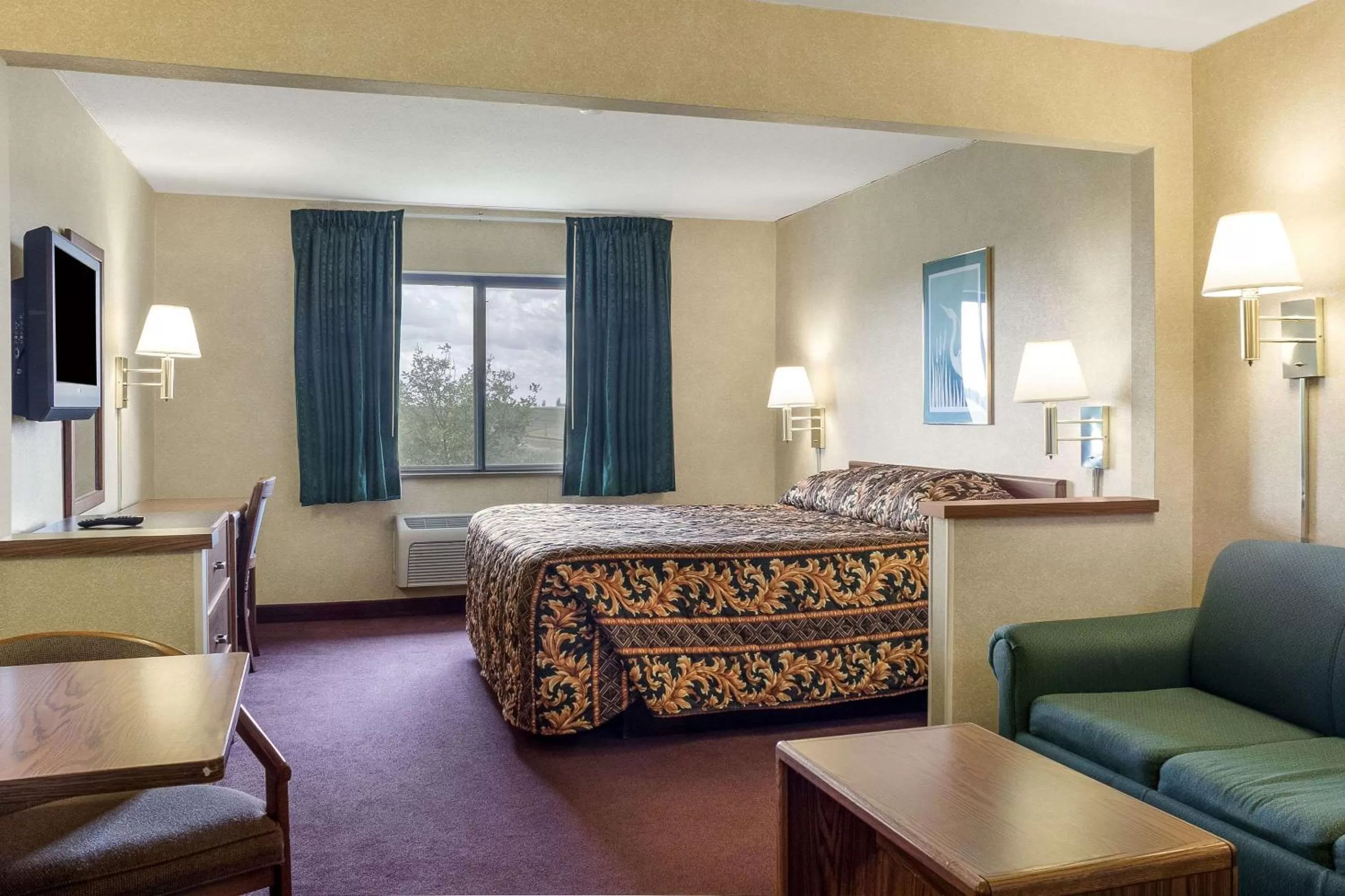 Photo of the whole room, Bed in Rodeway Inn Wahpeton