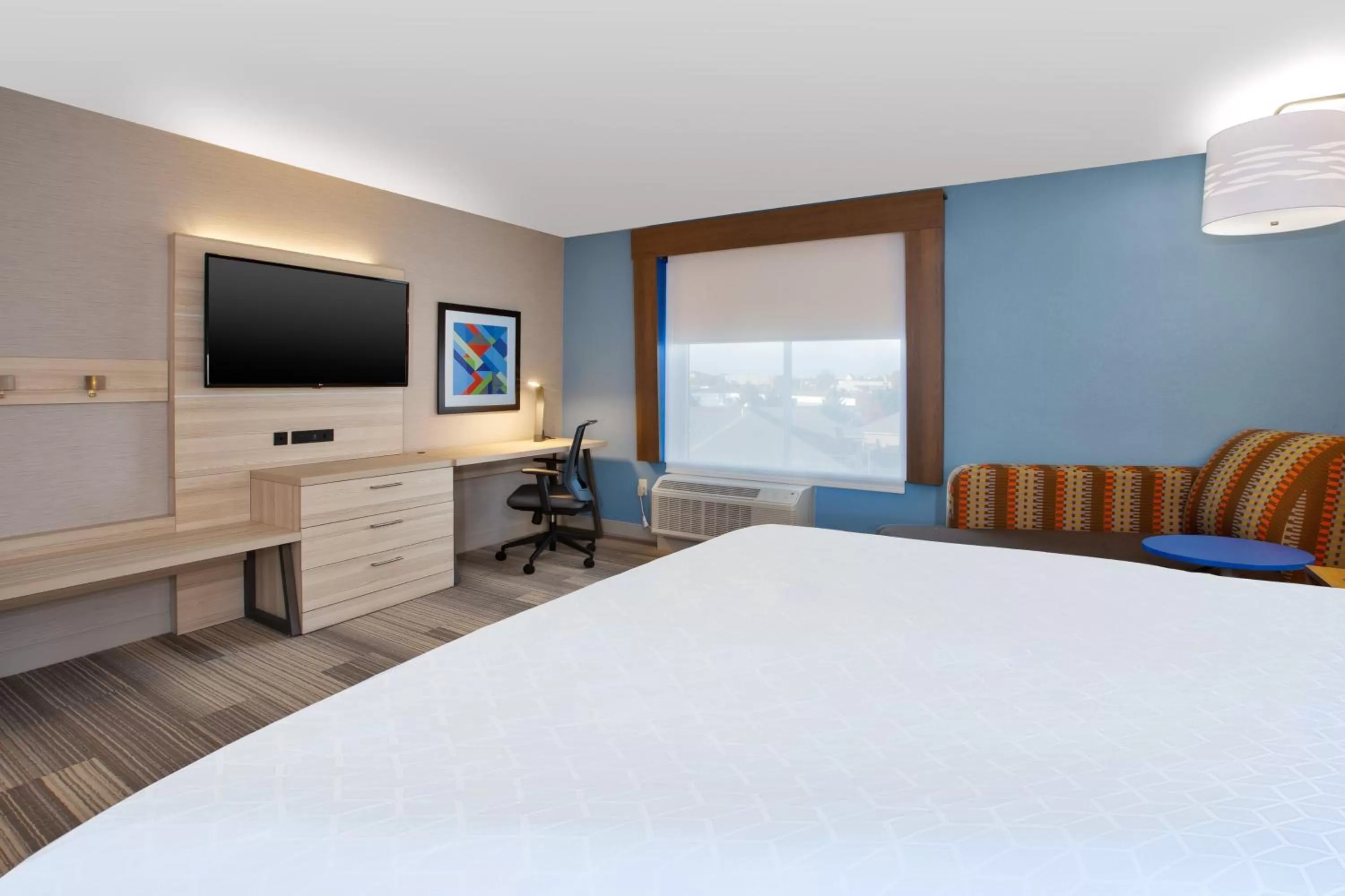 Photo of the whole room, Bed in Holiday Inn Express & Suites Wooster by IHG