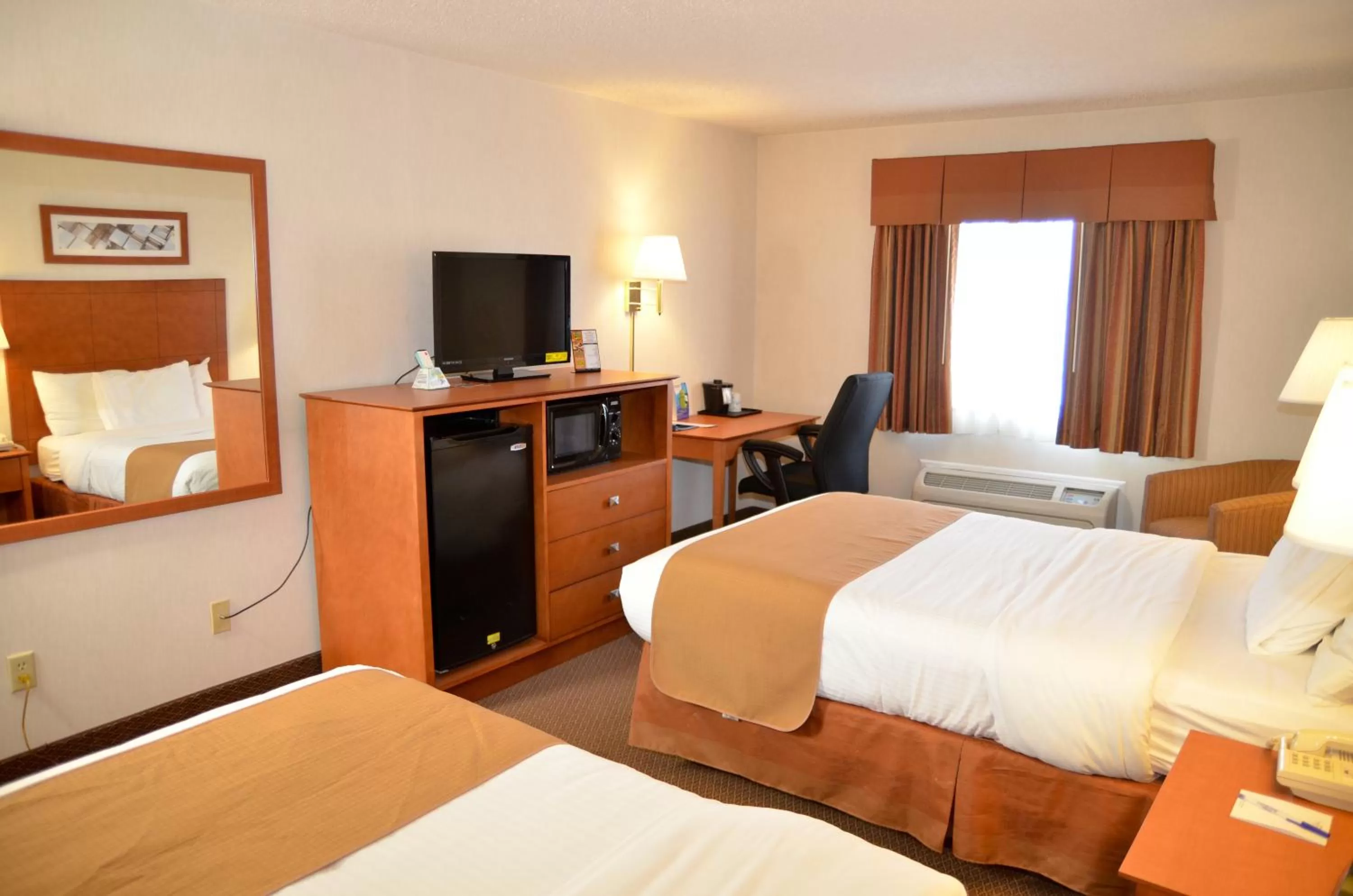 Bedroom, Bed in Baymont by Wyndham Port Huron