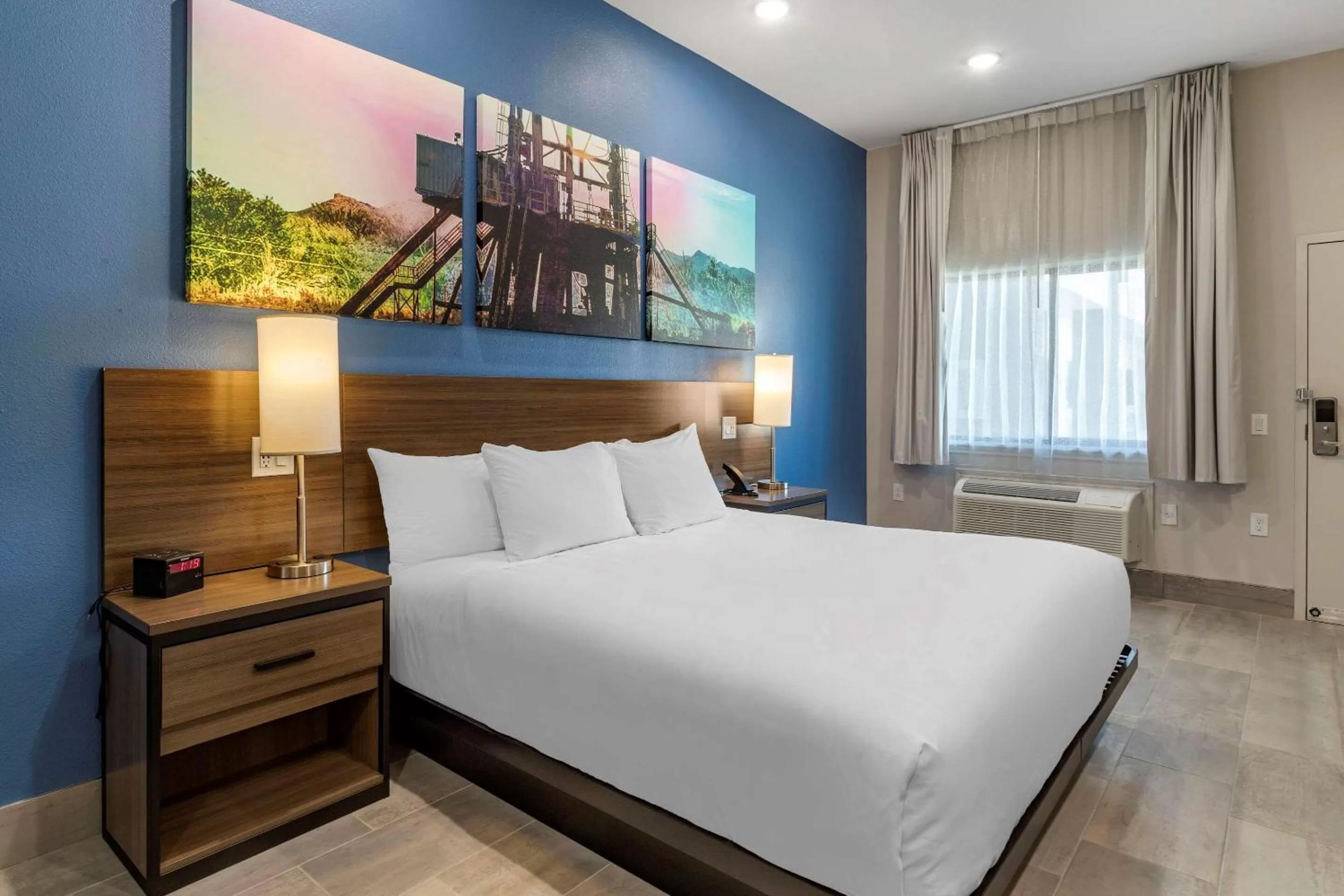 Photo of the whole room, Bed in Clarion Pointe Port Arthur-Beaumont South