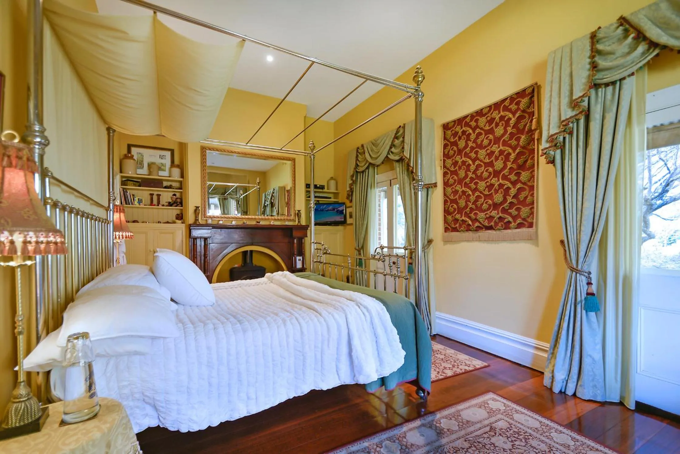 Bed in Ford House Bed & Breakfast