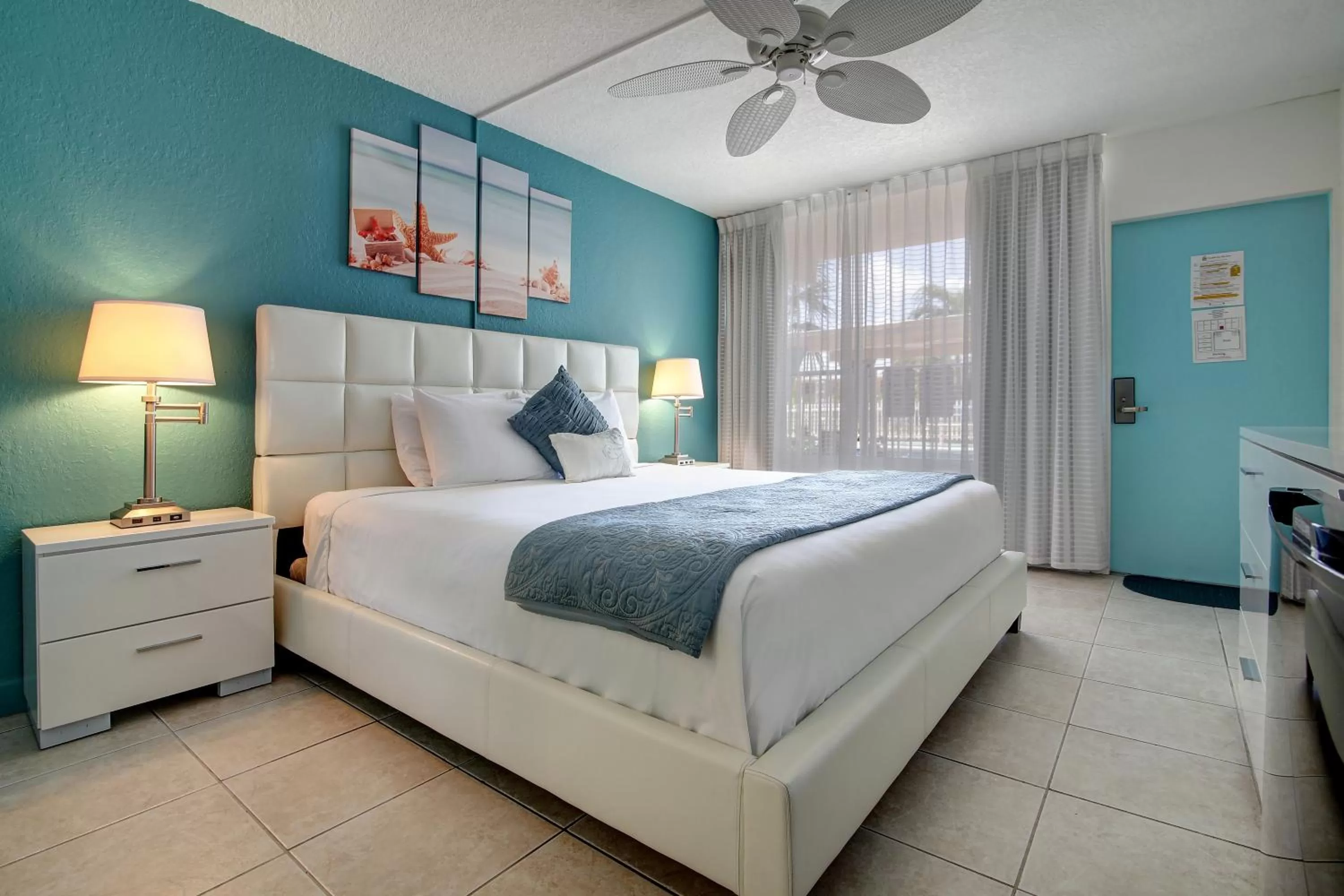 Bedroom, Bed in Castle by the Sea Motel